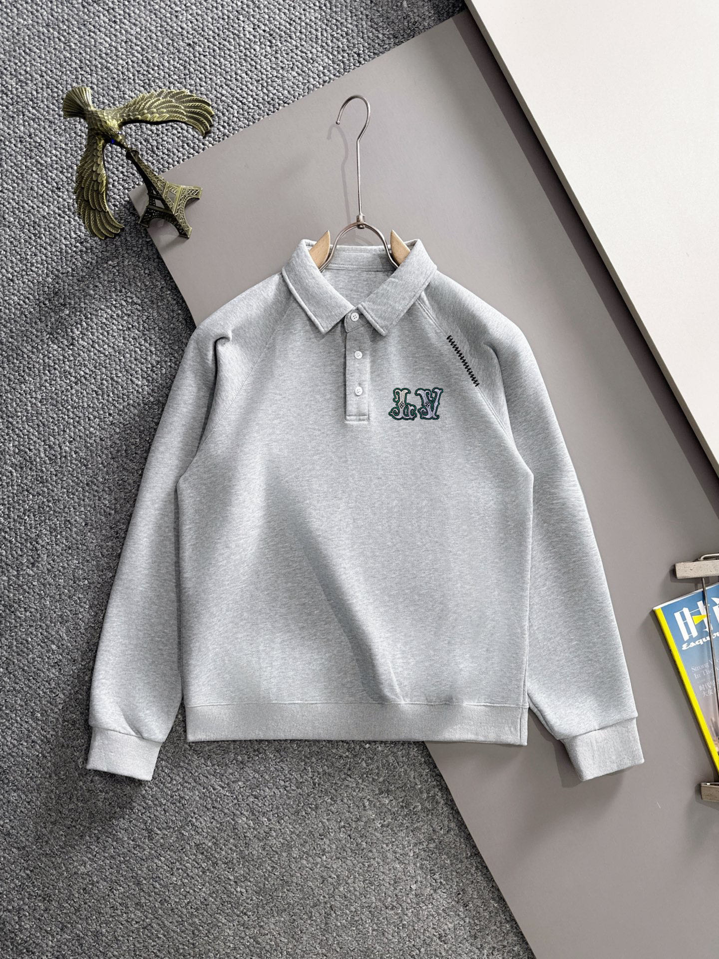 Louis Vuitton pull en molleton gris à col rabattu et logo brodé pour homme