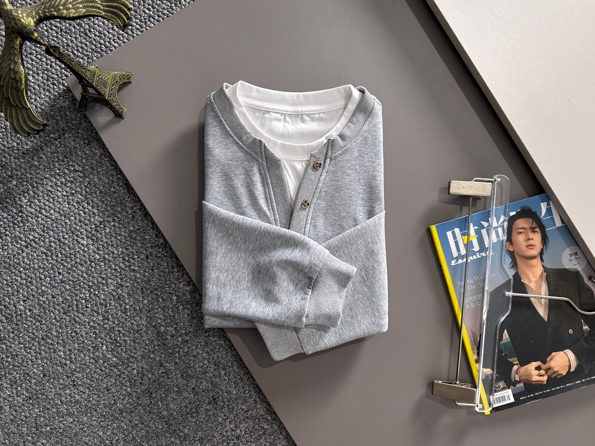 P230   蒙口独家首发25ss秋冬新款翻领卫衣长袖男女同款 众多明星同款 一般小作坊根本复制不了的工艺 不管是材质还是细节还原度以及工艺制作方面不惧任何挑战，只为给大家奉献绝妙产物 顶级原单版本随意对比 不惜成本只为做的更好 独一无二的进口面料手感 纯进口德国机器生产 精密操作万针密度 全套新款辅料三标同步定制齐全 上身百搭时尚 秋冬季节的完美选择穿搭必备单品 
码数表：m-4XL （下单报身高体重