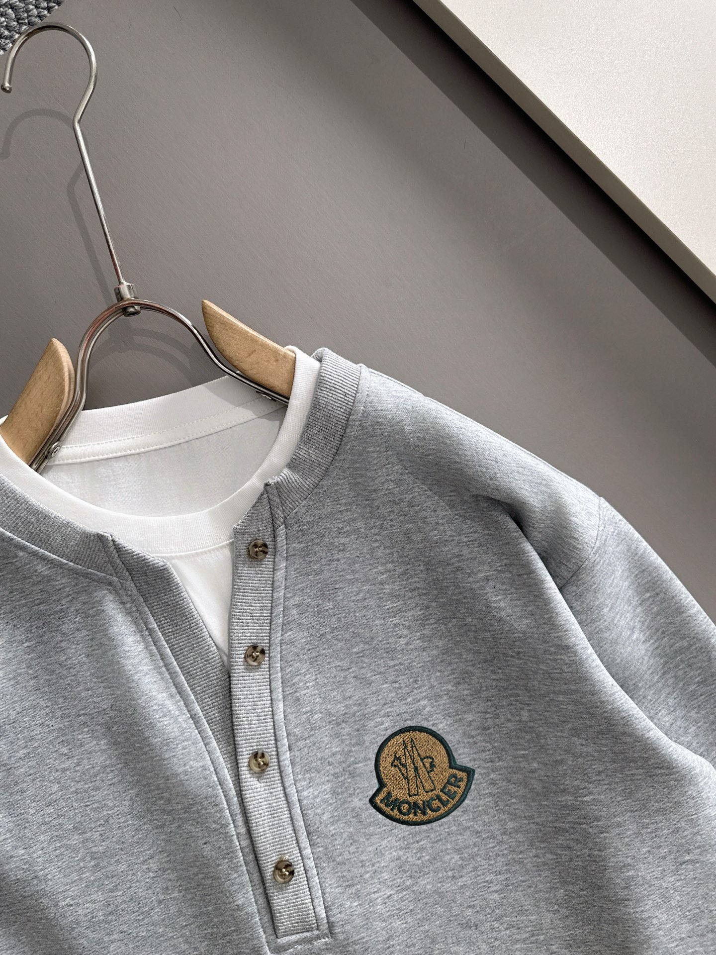 P230   蒙口独家首发25ss秋冬新款翻领卫衣长袖男女同款 众多明星同款 一般小作坊根本复制不了的工艺 不管是材质还是细节还原度以及工艺制作方面不惧任何挑战，只为给大家奉献绝妙产物 顶级原单版本随意对比 不惜成本只为做的更好 独一无二的进口面料手感 纯进口德国机器生产 精密操作万针密度 全套新款辅料三标同步定制齐全 上身百搭时尚 秋冬季节的完美选择穿搭必备单品 
码数表：m-4XL （下单报身高体重