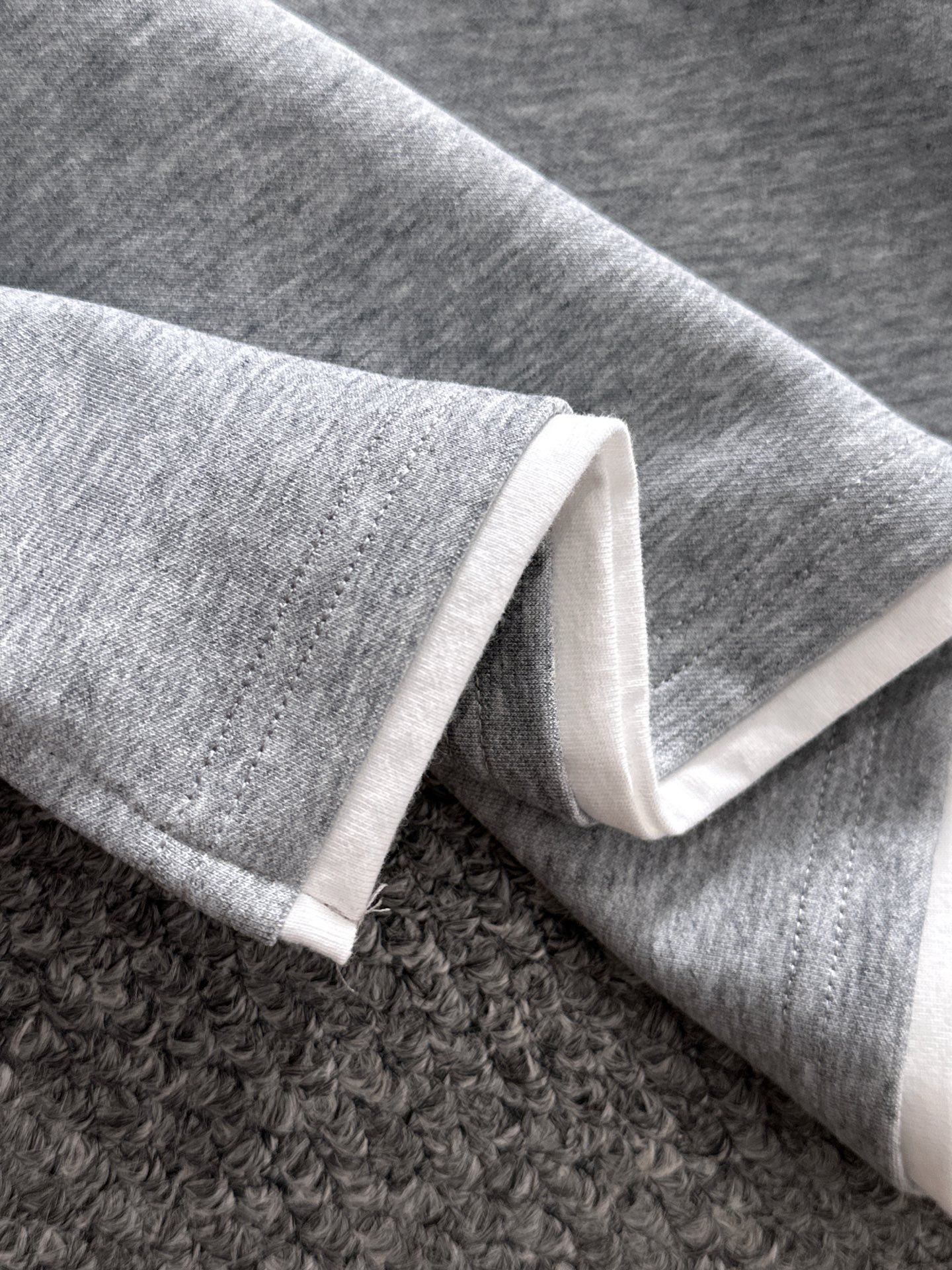 P230   蒙口独家首发25ss秋冬新款翻领卫衣长袖男女同款 众多明星同款 一般小作坊根本复制不了的工艺 不管是材质还是细节还原度以及工艺制作方面不惧任何挑战，只为给大家奉献绝妙产物 顶级原单版本随意对比 不惜成本只为做的更好 独一无二的进口面料手感 纯进口德国机器生产 精密操作万针密度 全套新款辅料三标同步定制齐全 上身百搭时尚 秋冬季节的完美选择穿搭必备单品 
码数表：m-4XL （下单报身高体重