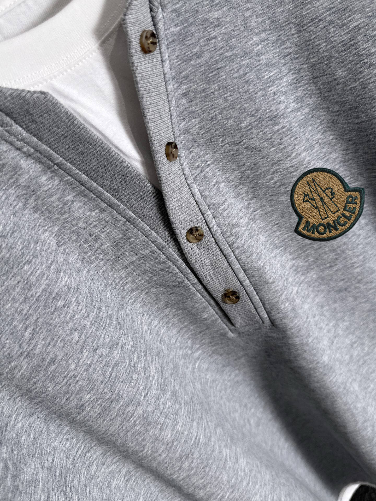 P230   蒙口独家首发25ss秋冬新款翻领卫衣长袖男女同款 众多明星同款 一般小作坊根本复制不了的工艺 不管是材质还是细节还原度以及工艺制作方面不惧任何挑战，只为给大家奉献绝妙产物 顶级原单版本随意对比 不惜成本只为做的更好 独一无二的进口面料手感 纯进口德国机器生产 精密操作万针密度 全套新款辅料三标同步定制齐全 上身百搭时尚 秋冬季节的完美选择穿搭必备单品 
码数表：m-4XL （下单报身高体重