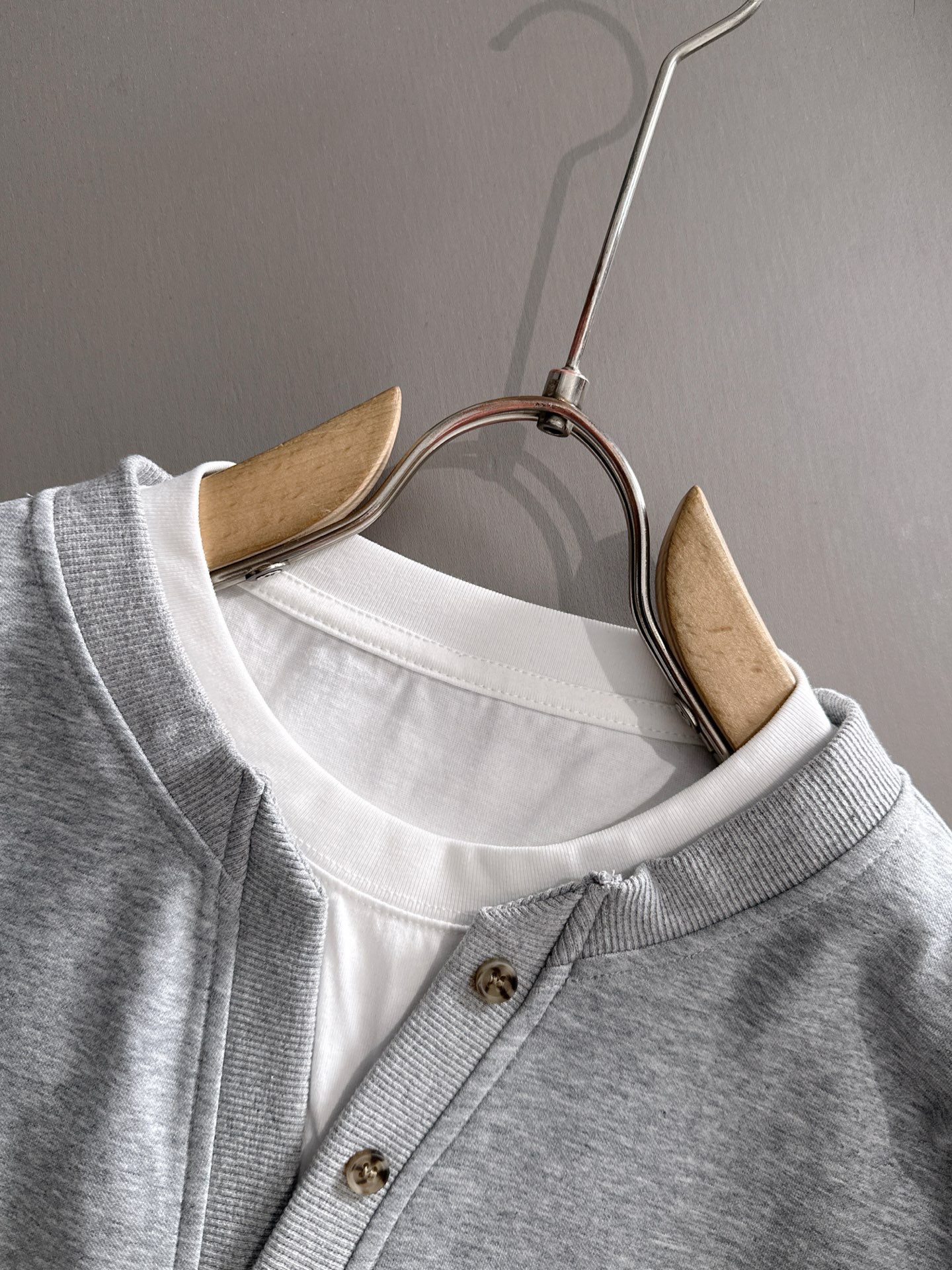 P230   蒙口独家首发25ss秋冬新款翻领卫衣长袖男女同款 众多明星同款 一般小作坊根本复制不了的工艺 不管是材质还是细节还原度以及工艺制作方面不惧任何挑战，只为给大家奉献绝妙产物 顶级原单版本随意对比 不惜成本只为做的更好 独一无二的进口面料手感 纯进口德国机器生产 精密操作万针密度 全套新款辅料三标同步定制齐全 上身百搭时尚 秋冬季节的完美选择穿搭必备单品 
码数表：m-4XL （下单报身高体重