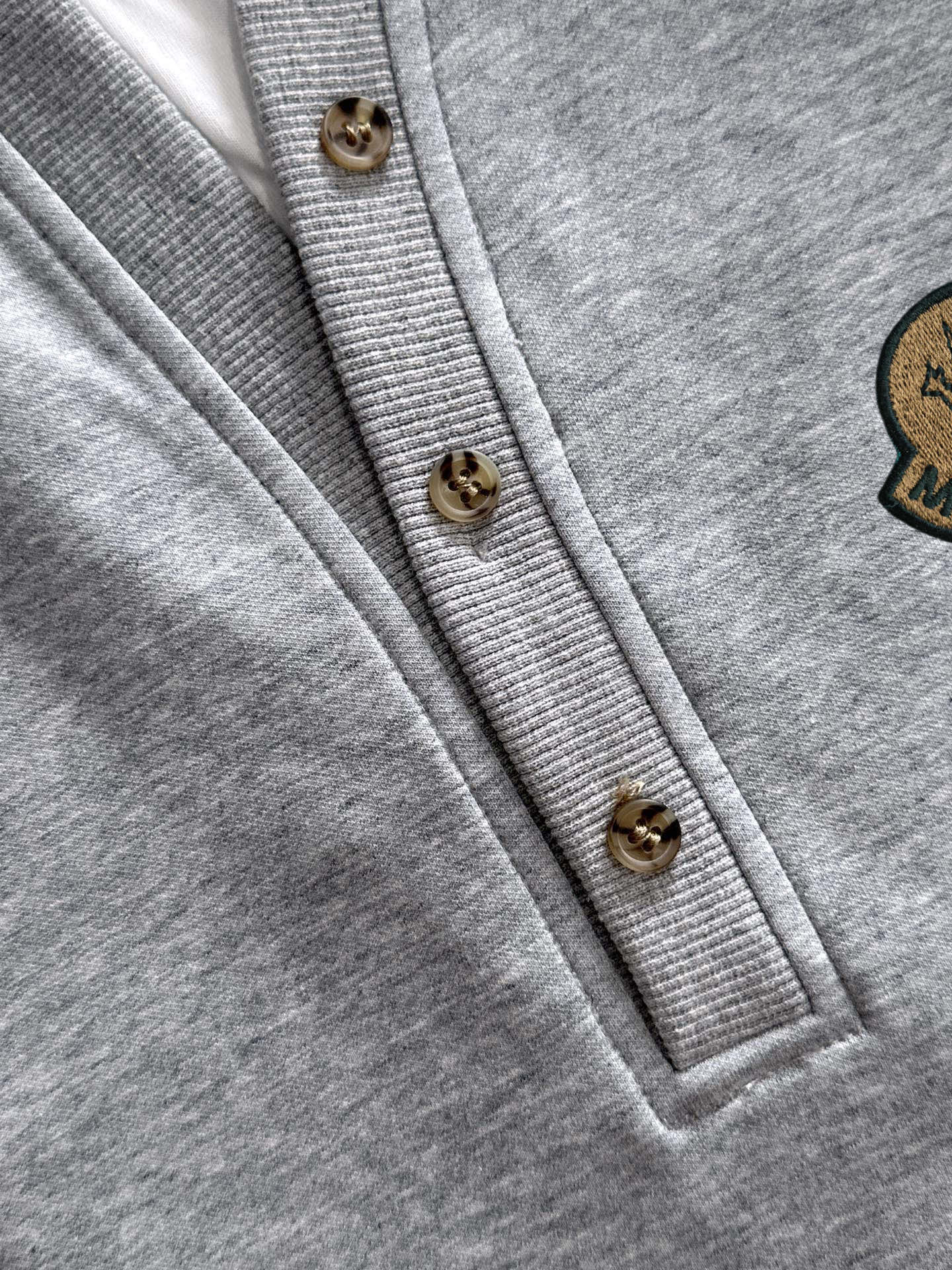 P230   蒙口独家首发25ss秋冬新款翻领卫衣长袖男女同款 众多明星同款 一般小作坊根本复制不了的工艺 不管是材质还是细节还原度以及工艺制作方面不惧任何挑战，只为给大家奉献绝妙产物 顶级原单版本随意对比 不惜成本只为做的更好 独一无二的进口面料手感 纯进口德国机器生产 精密操作万针密度 全套新款辅料三标同步定制齐全 上身百搭时尚 秋冬季节的完美选择穿搭必备单品 
码数表：m-4XL （下单报身高体重