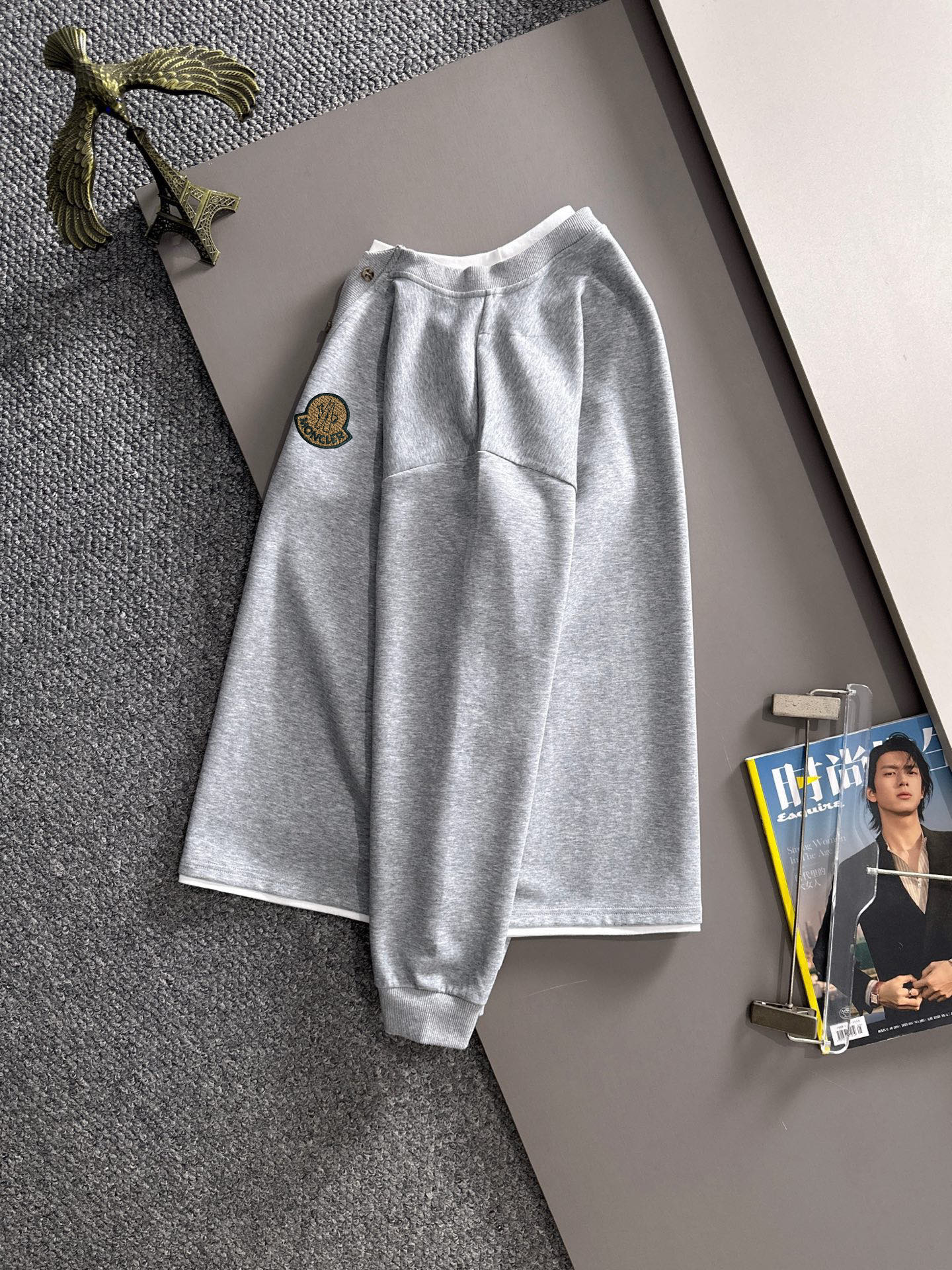 P230   蒙口独家首发25ss秋冬新款翻领卫衣长袖男女同款 众多明星同款 一般小作坊根本复制不了的工艺 不管是材质还是细节还原度以及工艺制作方面不惧任何挑战，只为给大家奉献绝妙产物 顶级原单版本随意对比 不惜成本只为做的更好 独一无二的进口面料手感 纯进口德国机器生产 精密操作万针密度 全套新款辅料三标同步定制齐全 上身百搭时尚 秋冬季节的完美选择穿搭必备单品 
码数表：m-4XL （下单报身高体重