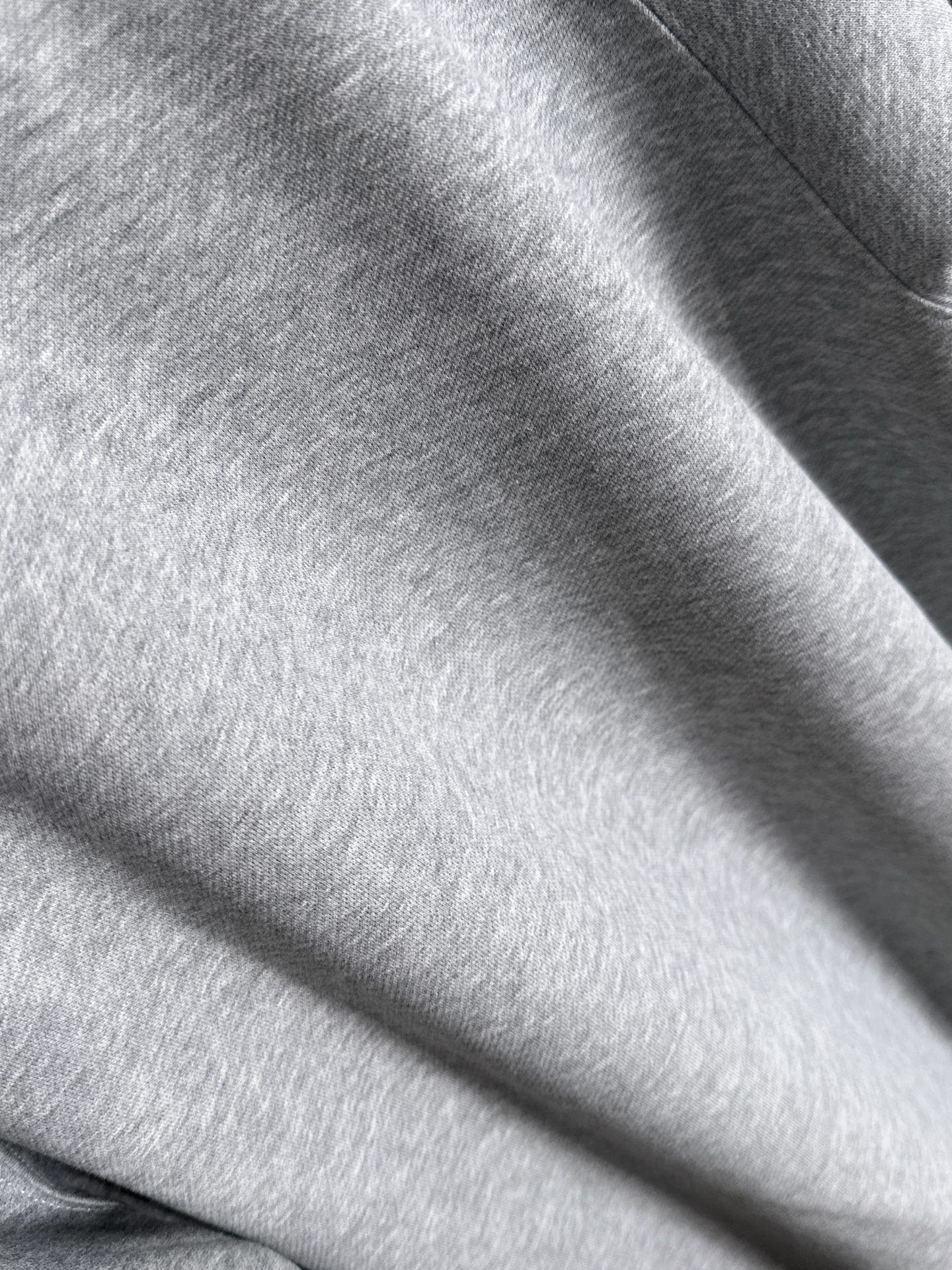 P230   迪奥独家首发25ss秋冬新款翻领卫衣长袖男女同款 众多明星同款 一般小作坊根本复制不了的工艺 不管是材质还是细节还原度以及工艺制作方面不惧任何挑战，只为给大家奉献绝妙产物 顶级原单版本随意对比 不惜成本只为做的更好 独一无二的进口面料手感 纯进口德国机器生产 精密操作万针密度 全套新款辅料三标同步定制齐全 上身百搭时尚 秋冬季节的完美选择穿搭必备单品 
码数表：m-4XL （下单报身高体重