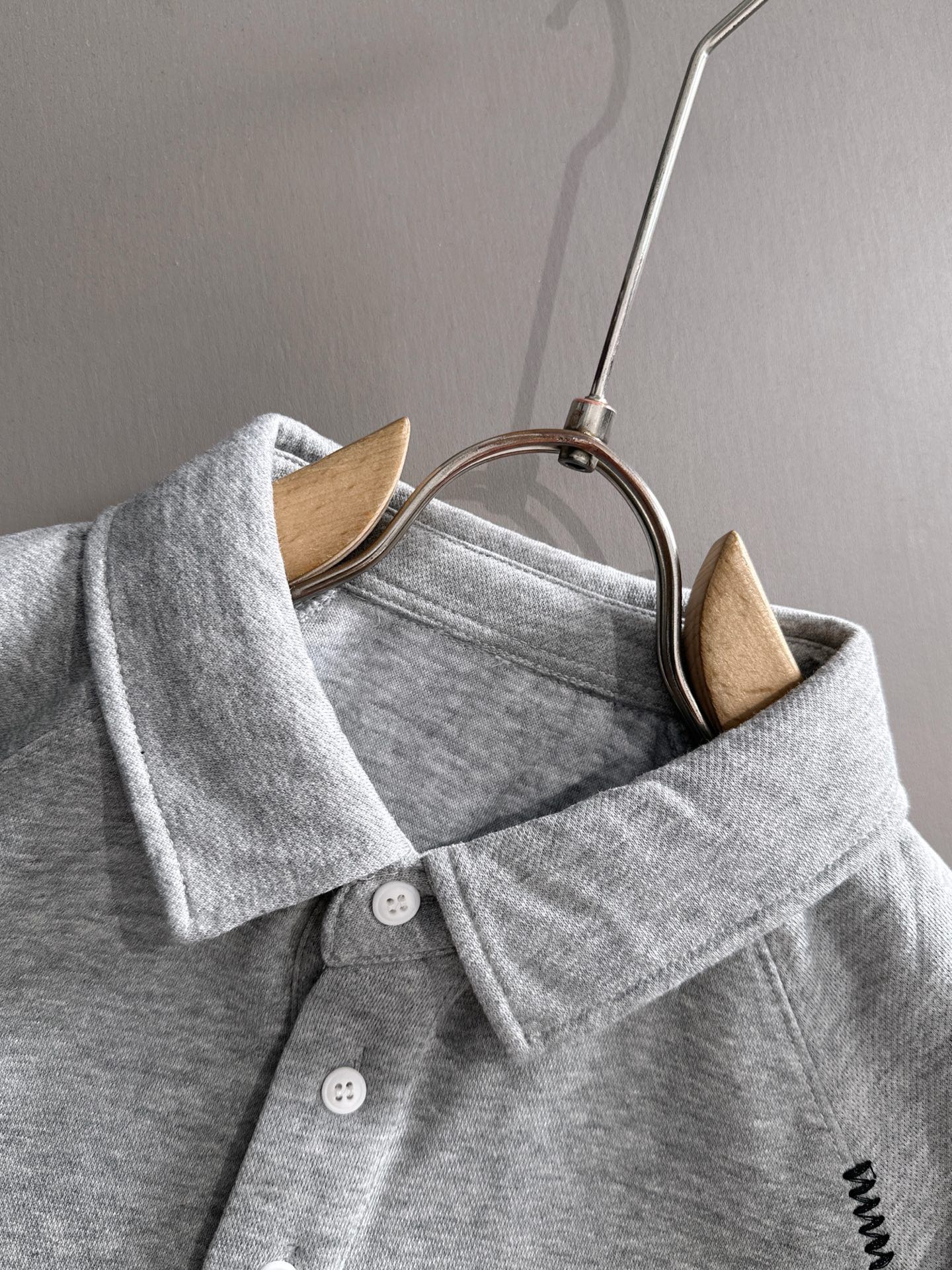 P230   迪奥独家首发25ss秋冬新款翻领卫衣长袖男女同款 众多明星同款 一般小作坊根本复制不了的工艺 不管是材质还是细节还原度以及工艺制作方面不惧任何挑战，只为给大家奉献绝妙产物 顶级原单版本随意对比 不惜成本只为做的更好 独一无二的进口面料手感 纯进口德国机器生产 精密操作万针密度 全套新款辅料三标同步定制齐全 上身百搭时尚 秋冬季节的完美选择穿搭必备单品 
码数表：m-4XL （下单报身高体重