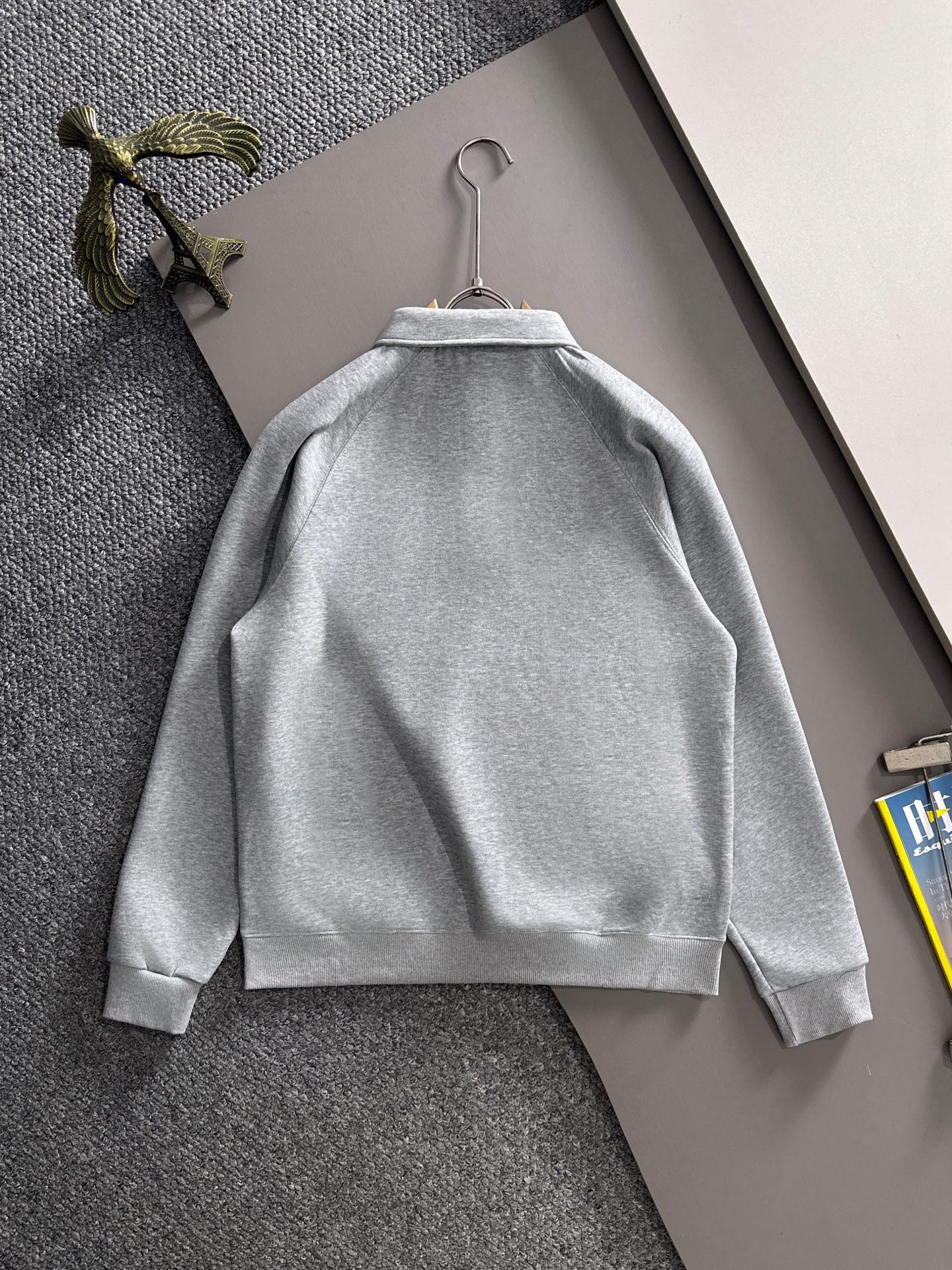 P230   迪奥独家首发25ss秋冬新款翻领卫衣长袖男女同款 众多明星同款 一般小作坊根本复制不了的工艺 不管是材质还是细节还原度以及工艺制作方面不惧任何挑战，只为给大家奉献绝妙产物 顶级原单版本随意对比 不惜成本只为做的更好 独一无二的进口面料手感 纯进口德国机器生产 精密操作万针密度 全套新款辅料三标同步定制齐全 上身百搭时尚 秋冬季节的完美选择穿搭必备单品 
码数表：m-4XL （下单报身高体重