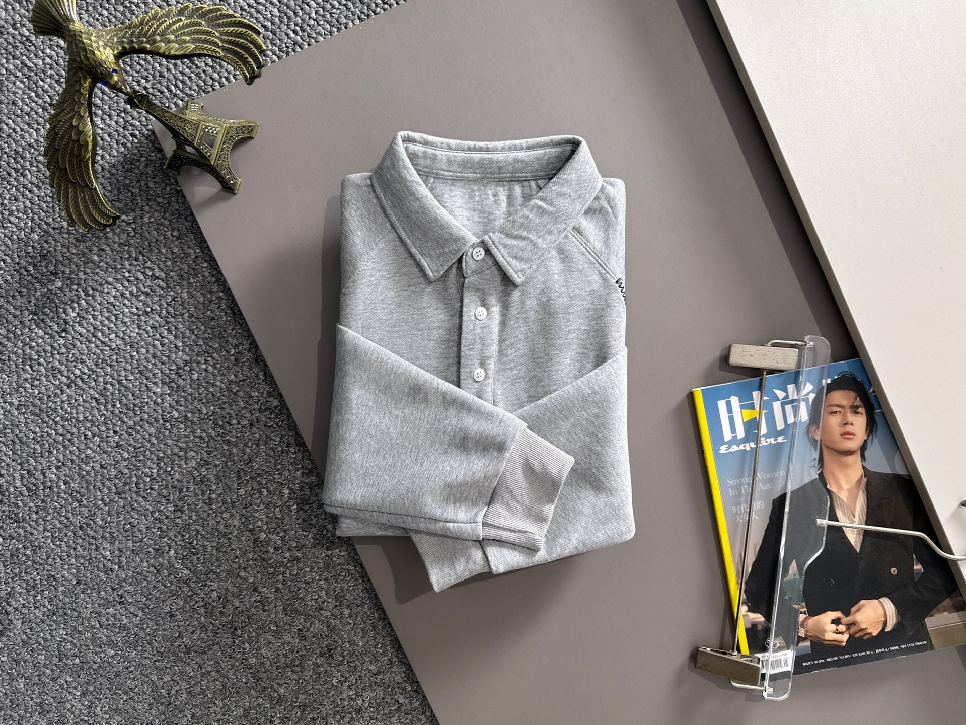 P230   迪奥独家首发25ss秋冬新款翻领卫衣长袖男女同款 众多明星同款 一般小作坊根本复制不了的工艺 不管是材质还是细节还原度以及工艺制作方面不惧任何挑战，只为给大家奉献绝妙产物 顶级原单版本随意对比 不惜成本只为做的更好 独一无二的进口面料手感 纯进口德国机器生产 精密操作万针密度 全套新款辅料三标同步定制齐全 上身百搭时尚 秋冬季节的完美选择穿搭必备单品 
码数表：m-4XL （下单报身高体重