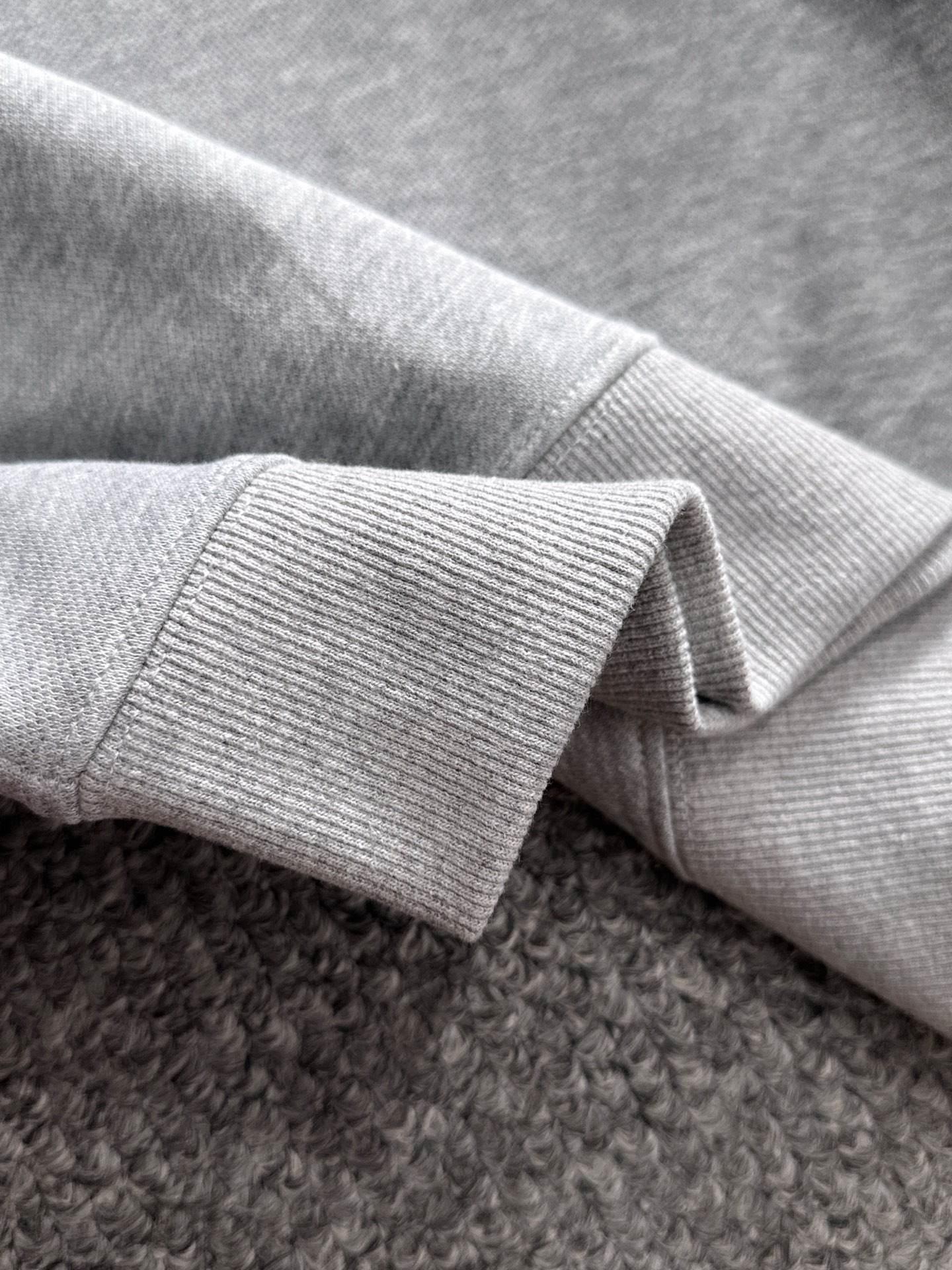 P230   迪奥独家首发25ss秋冬新款翻领卫衣长袖男女同款 众多明星同款 一般小作坊根本复制不了的工艺 不管是材质还是细节还原度以及工艺制作方面不惧任何挑战，只为给大家奉献绝妙产物 顶级原单版本随意对比 不惜成本只为做的更好 独一无二的进口面料手感 纯进口德国机器生产 精密操作万针密度 全套新款辅料三标同步定制齐全 上身百搭时尚 秋冬季节的完美选择穿搭必备单品 
码数表：m-4XL （下单报身高体重