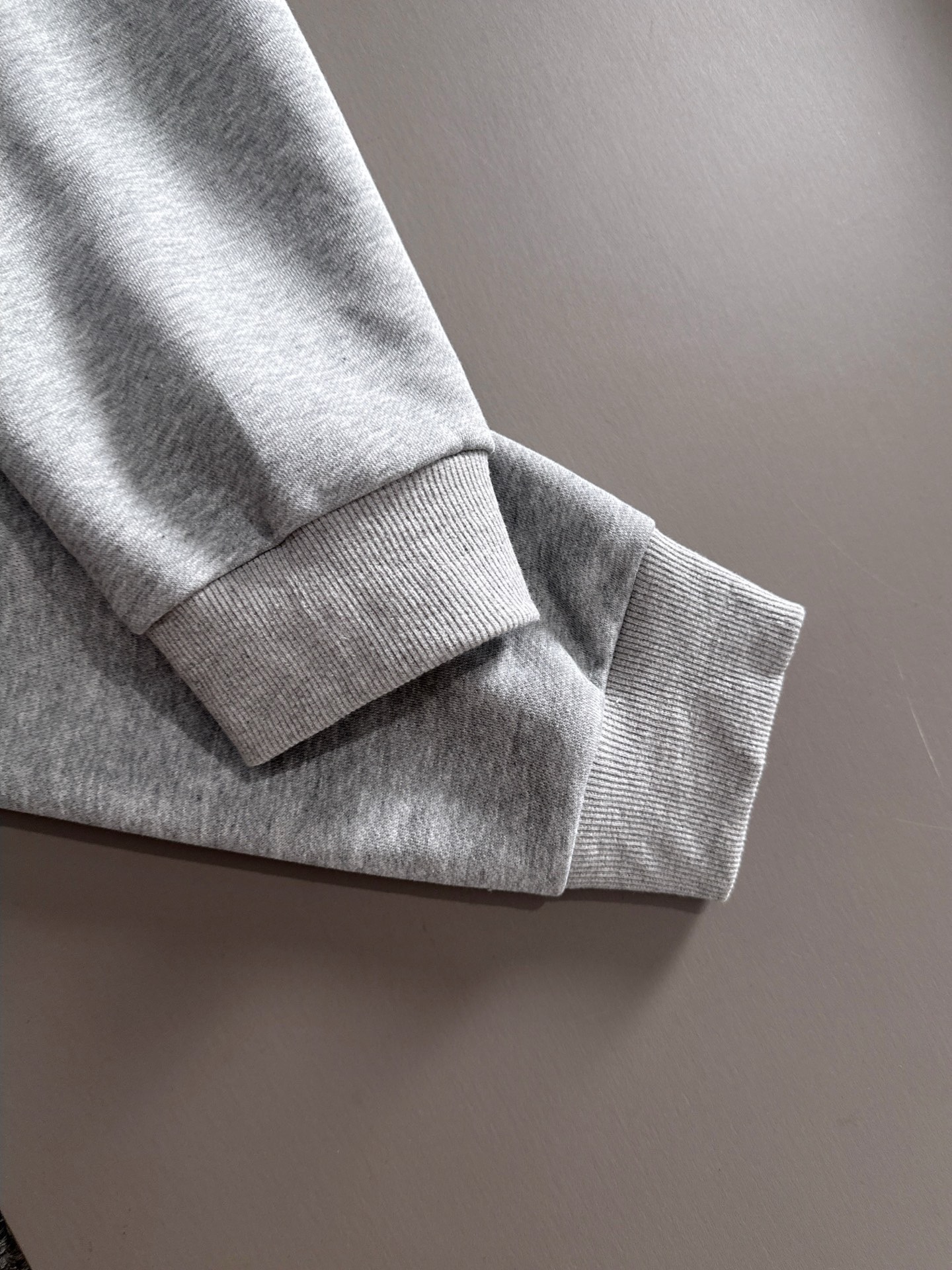 P230   迪奥独家首发25ss秋冬新款翻领卫衣长袖男女同款 众多明星同款 一般小作坊根本复制不了的工艺 不管是材质还是细节还原度以及工艺制作方面不惧任何挑战，只为给大家奉献绝妙产物 顶级原单版本随意对比 不惜成本只为做的更好 独一无二的进口面料手感 纯进口德国机器生产 精密操作万针密度 全套新款辅料三标同步定制齐全 上身百搭时尚 秋冬季节的完美选择穿搭必备单品 
码数表：m-4XL （下单报身高体重