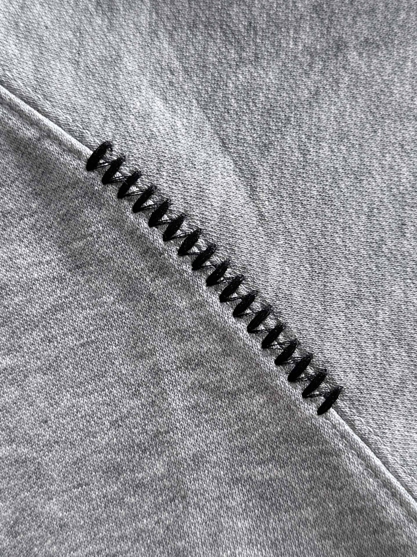 P230   迪奥独家首发25ss秋冬新款翻领卫衣长袖男女同款 众多明星同款 一般小作坊根本复制不了的工艺 不管是材质还是细节还原度以及工艺制作方面不惧任何挑战，只为给大家奉献绝妙产物 顶级原单版本随意对比 不惜成本只为做的更好 独一无二的进口面料手感 纯进口德国机器生产 精密操作万针密度 全套新款辅料三标同步定制齐全 上身百搭时尚 秋冬季节的完美选择穿搭必备单品 
码数表：m-4XL （下单报身高体重