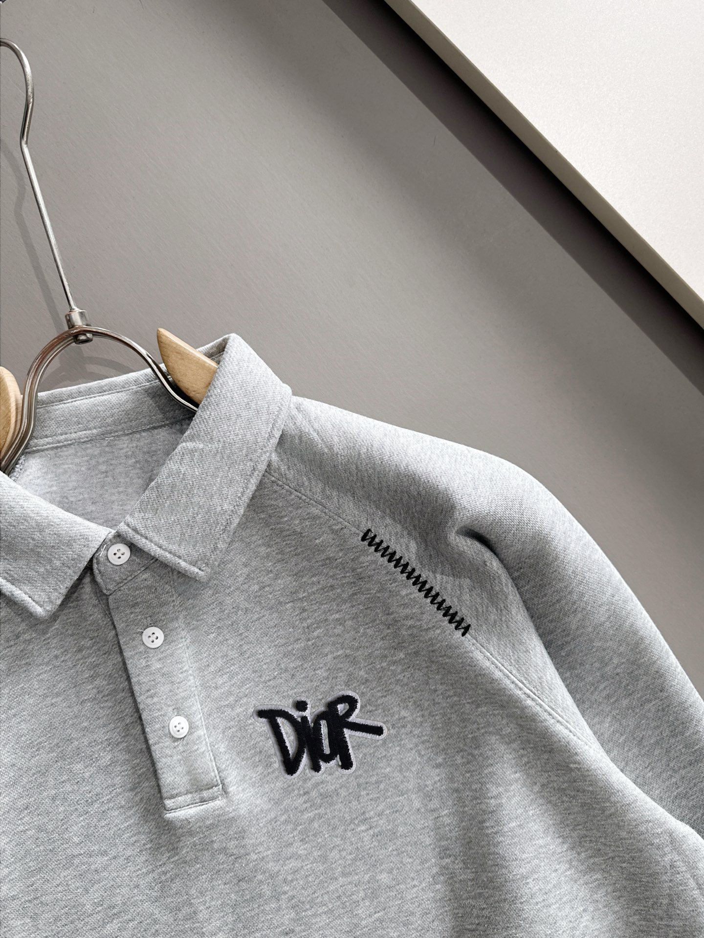 P230   迪奥独家首发25ss秋冬新款翻领卫衣长袖男女同款 众多明星同款 一般小作坊根本复制不了的工艺 不管是材质还是细节还原度以及工艺制作方面不惧任何挑战，只为给大家奉献绝妙产物 顶级原单版本随意对比 不惜成本只为做的更好 独一无二的进口面料手感 纯进口德国机器生产 精密操作万针密度 全套新款辅料三标同步定制齐全 上身百搭时尚 秋冬季节的完美选择穿搭必备单品 
码数表：m-4XL （下单报身高体重