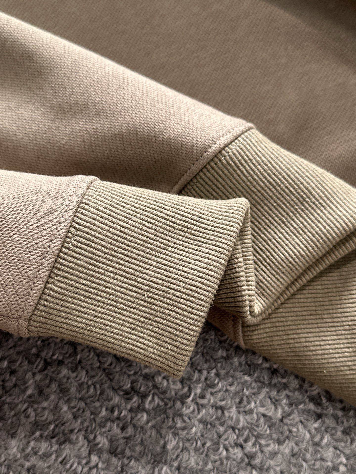 P230   迪奥独家首发25ss秋冬新款翻领卫衣长袖男女同款 众多明星同款 一般小作坊根本复制不了的工艺 不管是材质还是细节还原度以及工艺制作方面不惧任何挑战，只为给大家奉献绝妙产物 顶级原单版本随意对比 不惜成本只为做的更好 独一无二的进口面料手感 纯进口德国机器生产 精密操作万针密度 全套新款辅料三标同步定制齐全 上身百搭时尚 秋冬季节的完美选择穿搭必备单品 
码数表：m-4XL （下单报身高体重