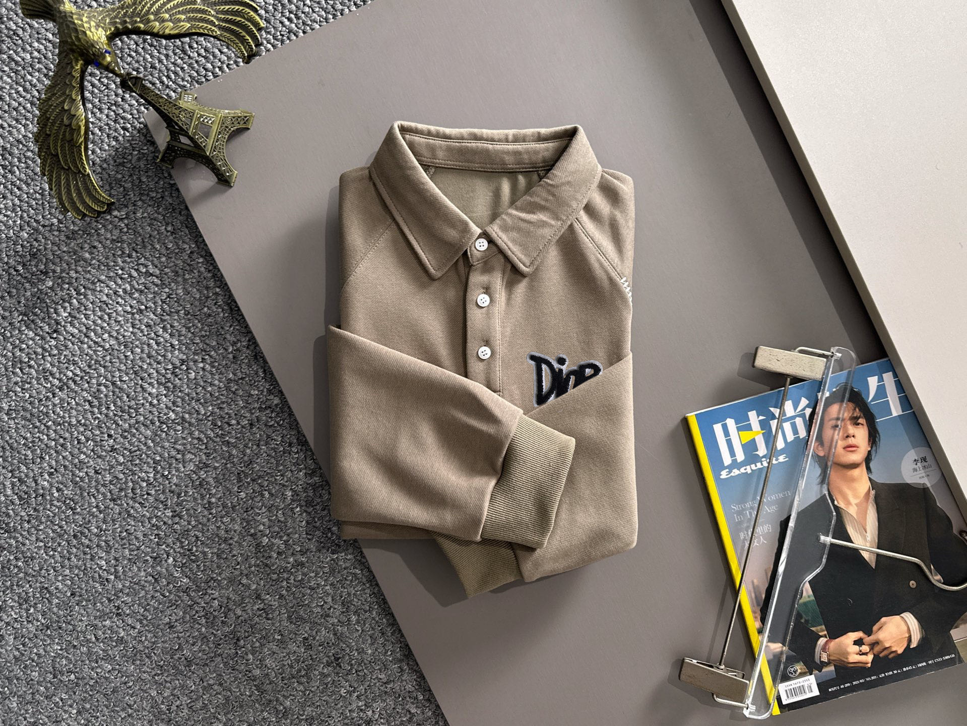 P230   迪奥独家首发25ss秋冬新款翻领卫衣长袖男女同款 众多明星同款 一般小作坊根本复制不了的工艺 不管是材质还是细节还原度以及工艺制作方面不惧任何挑战，只为给大家奉献绝妙产物 顶级原单版本随意对比 不惜成本只为做的更好 独一无二的进口面料手感 纯进口德国机器生产 精密操作万针密度 全套新款辅料三标同步定制齐全 上身百搭时尚 秋冬季节的完美选择穿搭必备单品 
码数表：m-4XL （下单报身高体重