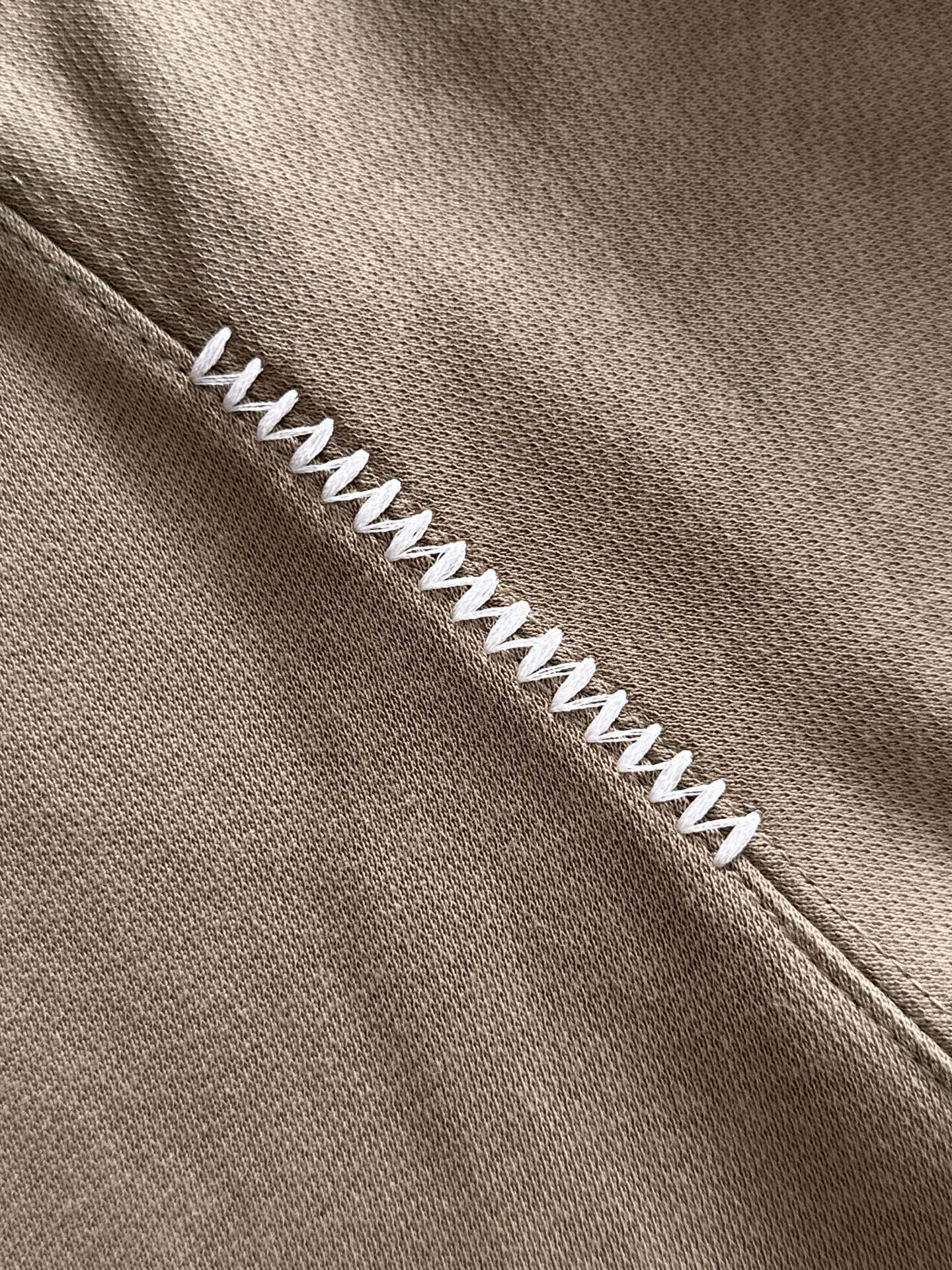 P230   迪奥独家首发25ss秋冬新款翻领卫衣长袖男女同款 众多明星同款 一般小作坊根本复制不了的工艺 不管是材质还是细节还原度以及工艺制作方面不惧任何挑战，只为给大家奉献绝妙产物 顶级原单版本随意对比 不惜成本只为做的更好 独一无二的进口面料手感 纯进口德国机器生产 精密操作万针密度 全套新款辅料三标同步定制齐全 上身百搭时尚 秋冬季节的完美选择穿搭必备单品 
码数表：m-4XL （下单报身高体重