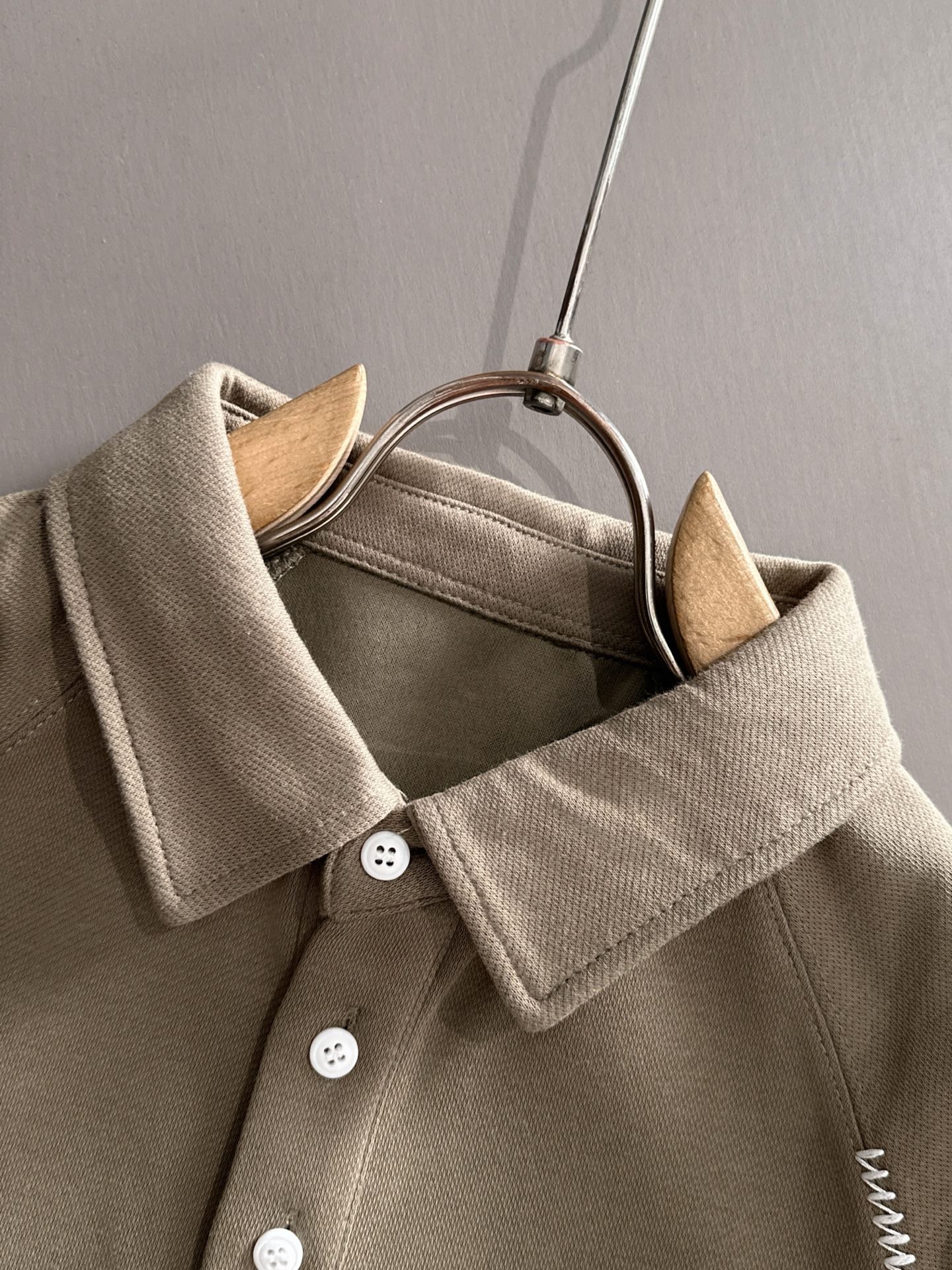 P230   迪奥独家首发25ss秋冬新款翻领卫衣长袖男女同款 众多明星同款 一般小作坊根本复制不了的工艺 不管是材质还是细节还原度以及工艺制作方面不惧任何挑战，只为给大家奉献绝妙产物 顶级原单版本随意对比 不惜成本只为做的更好 独一无二的进口面料手感 纯进口德国机器生产 精密操作万针密度 全套新款辅料三标同步定制齐全 上身百搭时尚 秋冬季节的完美选择穿搭必备单品 
码数表：m-4XL （下单报身高体重