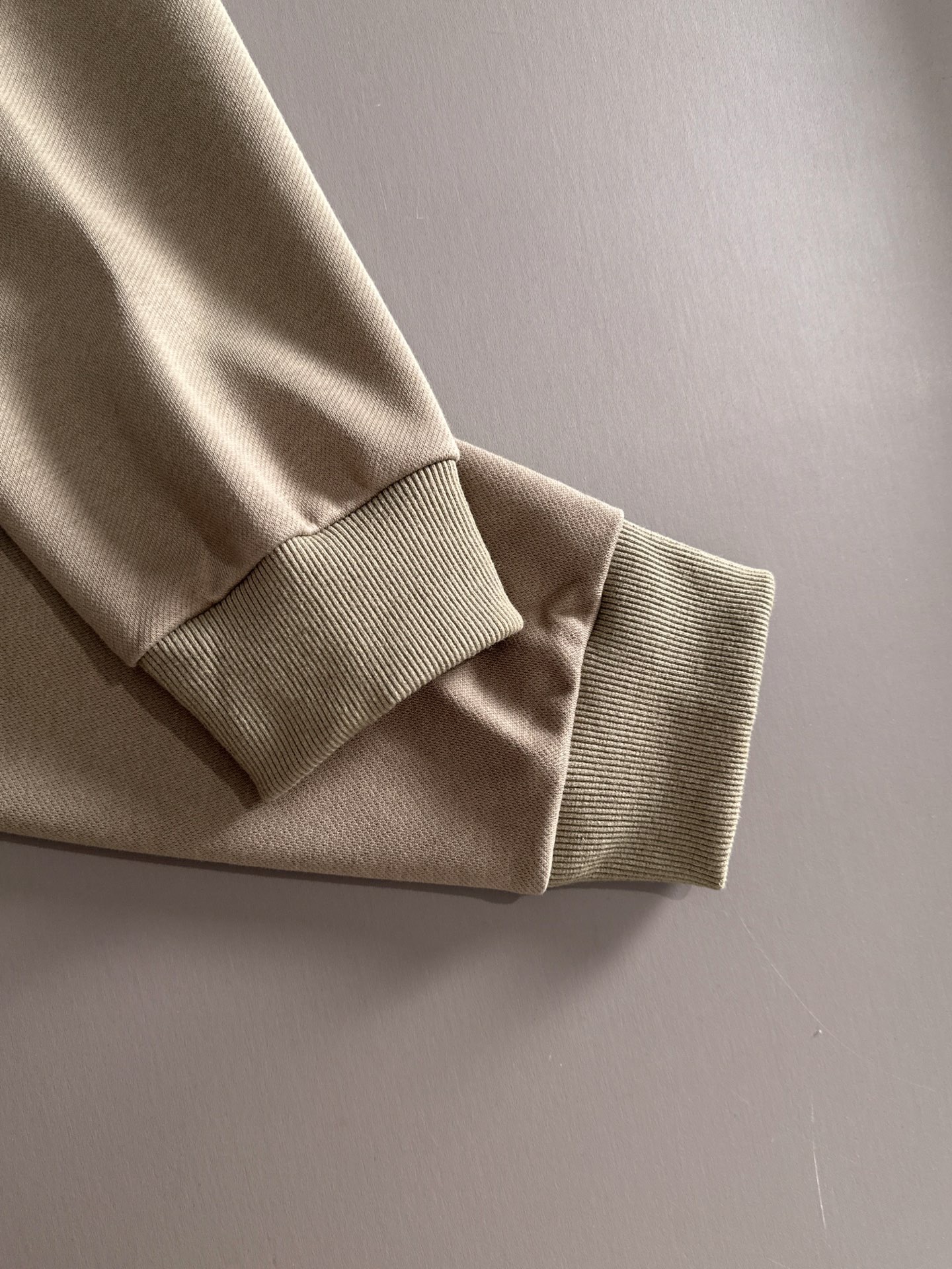 P230   迪奥独家首发25ss秋冬新款翻领卫衣长袖男女同款 众多明星同款 一般小作坊根本复制不了的工艺 不管是材质还是细节还原度以及工艺制作方面不惧任何挑战，只为给大家奉献绝妙产物 顶级原单版本随意对比 不惜成本只为做的更好 独一无二的进口面料手感 纯进口德国机器生产 精密操作万针密度 全套新款辅料三标同步定制齐全 上身百搭时尚 秋冬季节的完美选择穿搭必备单品 
码数表：m-4XL （下单报身高体重