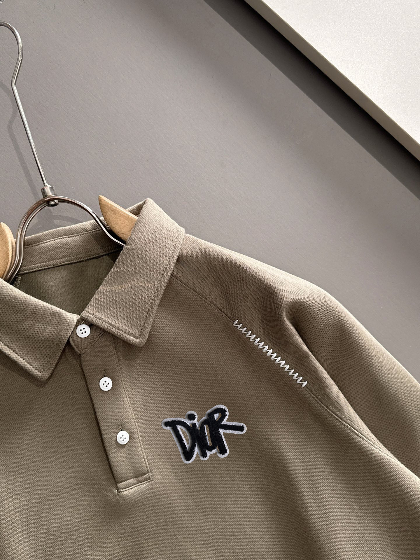 P230   迪奥独家首发25ss秋冬新款翻领卫衣长袖男女同款 众多明星同款 一般小作坊根本复制不了的工艺 不管是材质还是细节还原度以及工艺制作方面不惧任何挑战，只为给大家奉献绝妙产物 顶级原单版本随意对比 不惜成本只为做的更好 独一无二的进口面料手感 纯进口德国机器生产 精密操作万针密度 全套新款辅料三标同步定制齐全 上身百搭时尚 秋冬季节的完美选择穿搭必备单品 
码数表：m-4XL （下单报身高体重