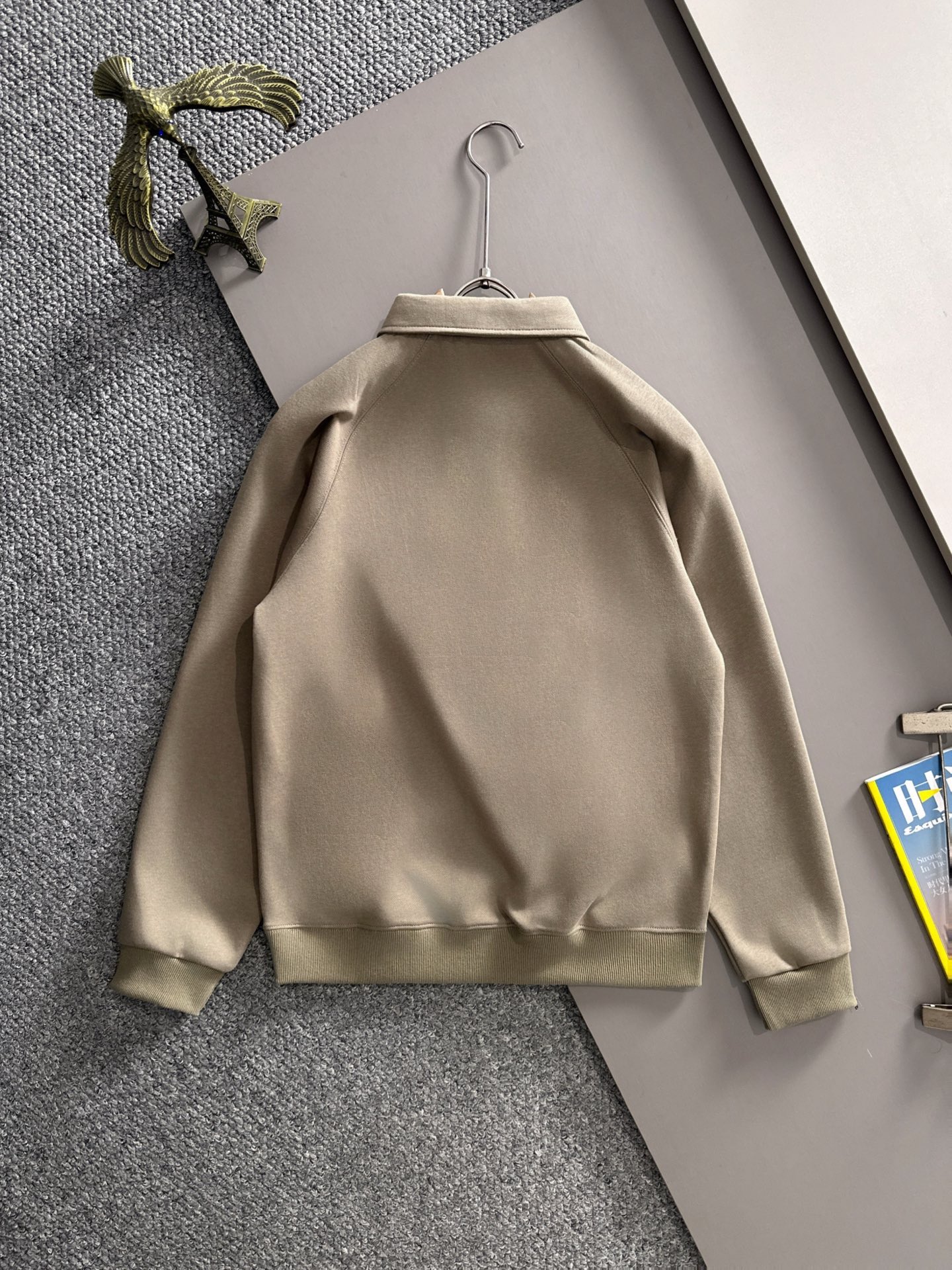 P230   迪奥独家首发25ss秋冬新款翻领卫衣长袖男女同款 众多明星同款 一般小作坊根本复制不了的工艺 不管是材质还是细节还原度以及工艺制作方面不惧任何挑战，只为给大家奉献绝妙产物 顶级原单版本随意对比 不惜成本只为做的更好 独一无二的进口面料手感 纯进口德国机器生产 精密操作万针密度 全套新款辅料三标同步定制齐全 上身百搭时尚 秋冬季节的完美选择穿搭必备单品 
码数表：m-4XL （下单报身高体重