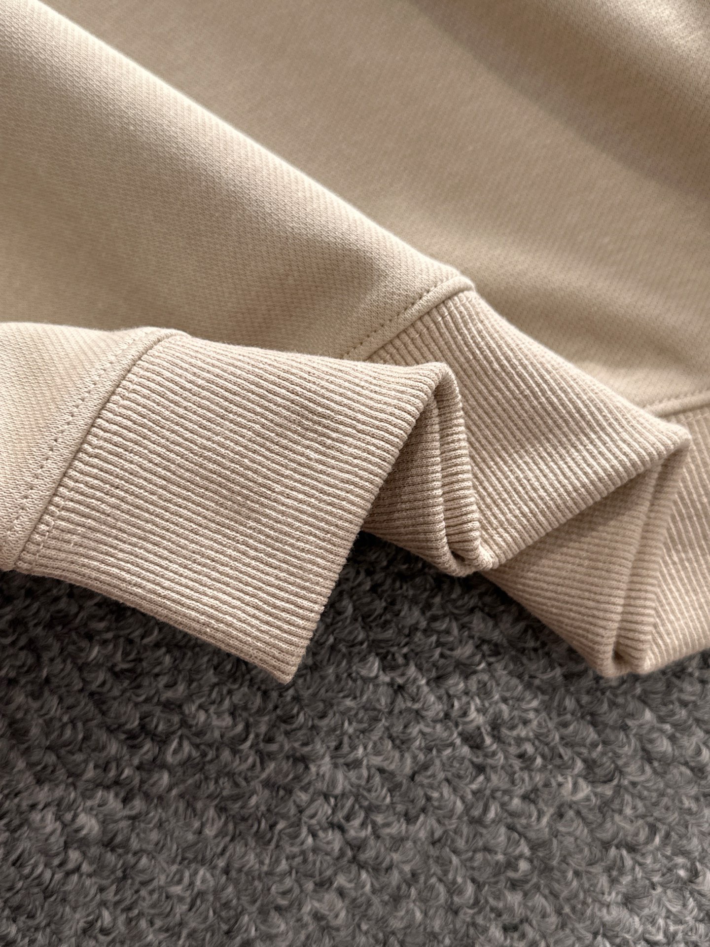 P230   迪奥独家首发25ss秋冬新款翻领卫衣长袖男女同款 众多明星同款 一般小作坊根本复制不了的工艺 不管是材质还是细节还原度以及工艺制作方面不惧任何挑战，只为给大家奉献绝妙产物 顶级原单版本随意对比 不惜成本只为做的更好 独一无二的进口面料手感 纯进口德国机器生产 精密操作万针密度 全套新款辅料三标同步定制齐全 上身百搭时尚 秋冬季节的完美选择穿搭必备单品 
码数表：m-4XL （下单报身高体重）