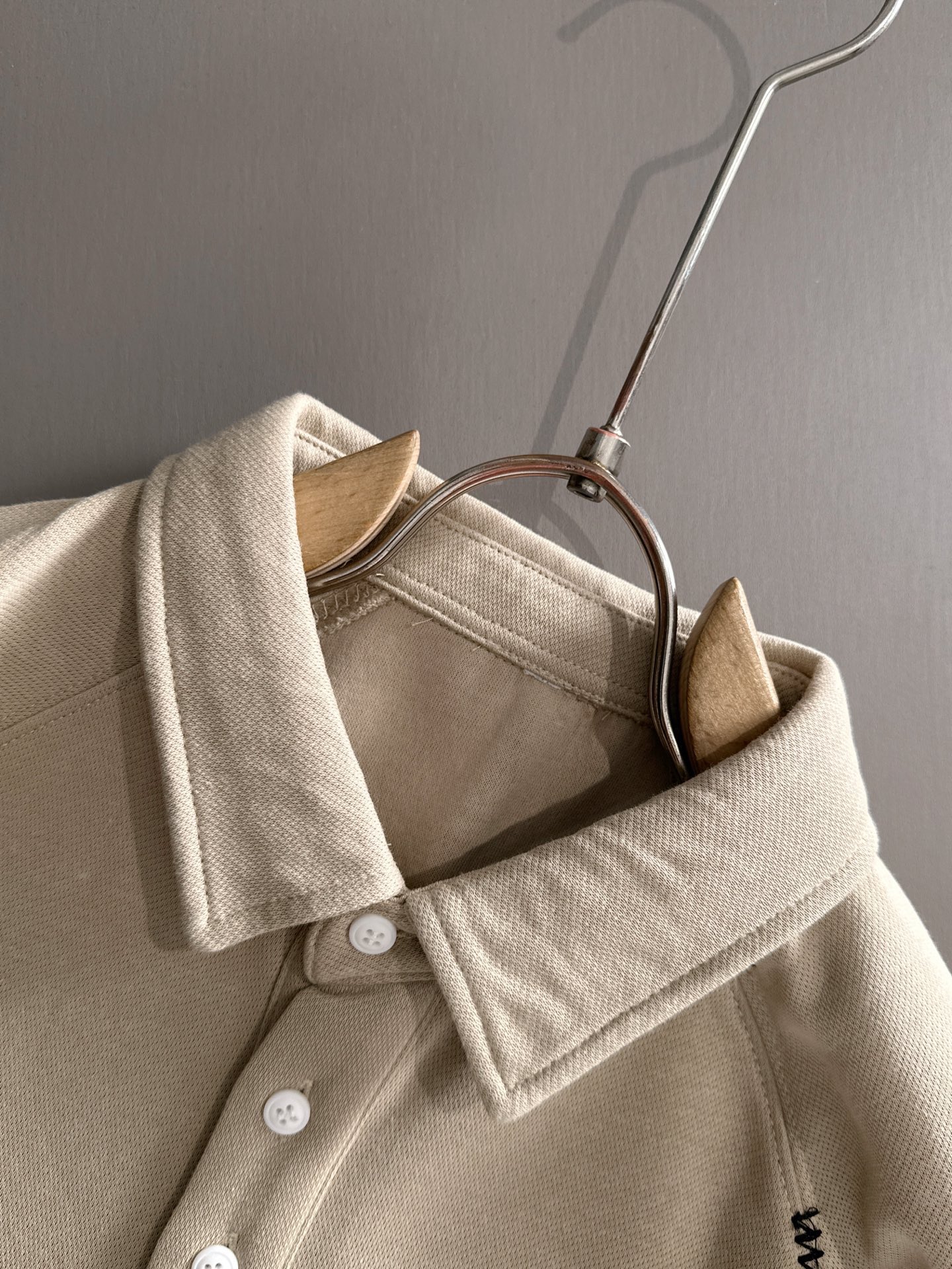 P230   迪奥独家首发25ss秋冬新款翻领卫衣长袖男女同款 众多明星同款 一般小作坊根本复制不了的工艺 不管是材质还是细节还原度以及工艺制作方面不惧任何挑战，只为给大家奉献绝妙产物 顶级原单版本随意对比 不惜成本只为做的更好 独一无二的进口面料手感 纯进口德国机器生产 精密操作万针密度 全套新款辅料三标同步定制齐全 上身百搭时尚 秋冬季节的完美选择穿搭必备单品 
码数表：m-4XL （下单报身高体重）