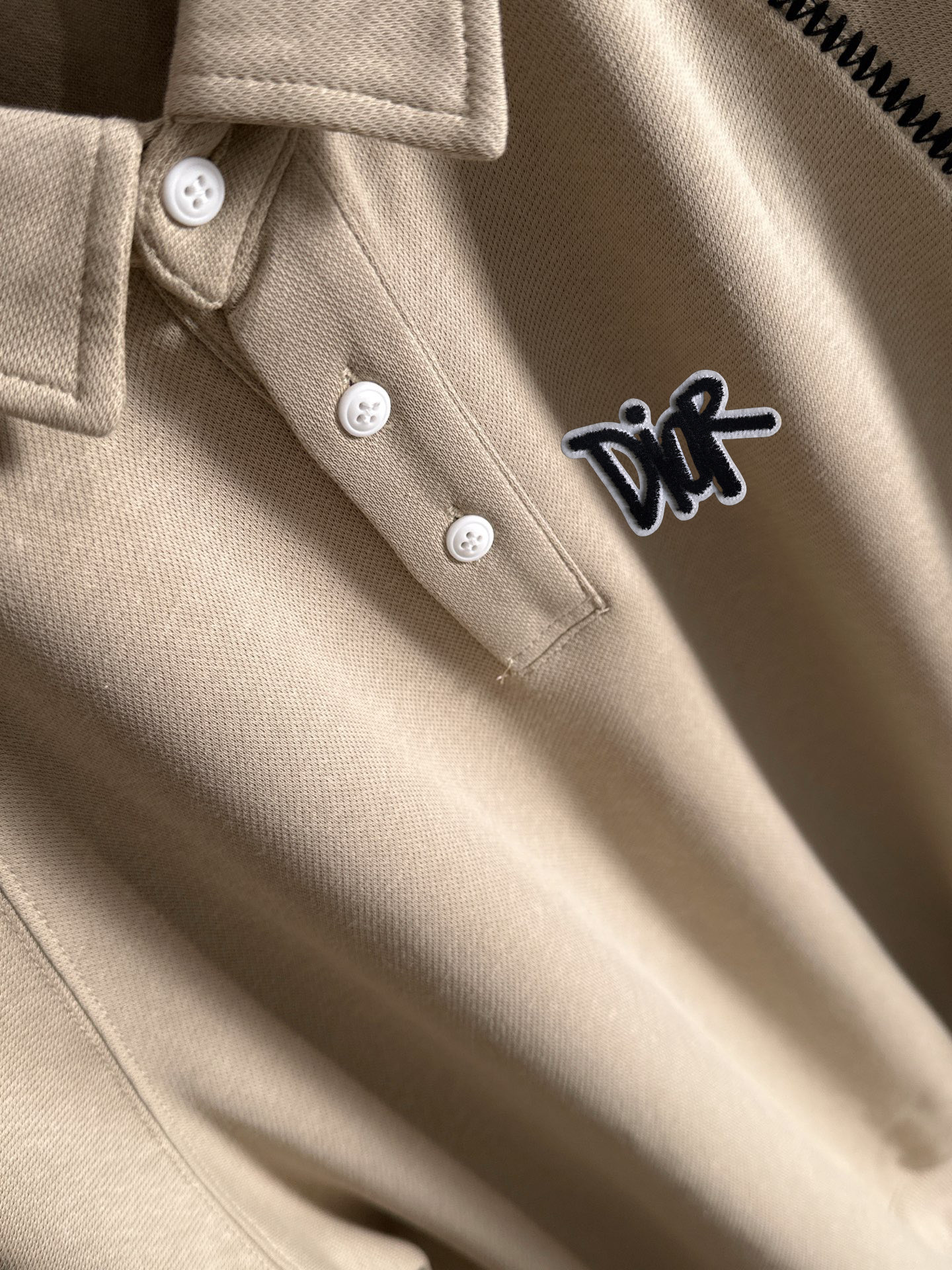 P230   迪奥独家首发25ss秋冬新款翻领卫衣长袖男女同款 众多明星同款 一般小作坊根本复制不了的工艺 不管是材质还是细节还原度以及工艺制作方面不惧任何挑战，只为给大家奉献绝妙产物 顶级原单版本随意对比 不惜成本只为做的更好 独一无二的进口面料手感 纯进口德国机器生产 精密操作万针密度 全套新款辅料三标同步定制齐全 上身百搭时尚 秋冬季节的完美选择穿搭必备单品 
码数表：m-4XL （下单报身高体重）