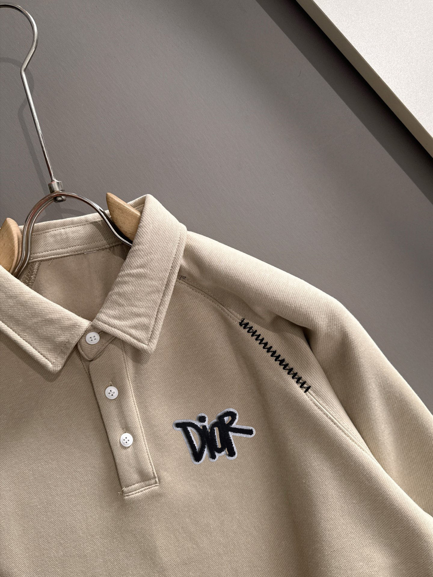 P230   迪奥独家首发25ss秋冬新款翻领卫衣长袖男女同款 众多明星同款 一般小作坊根本复制不了的工艺 不管是材质还是细节还原度以及工艺制作方面不惧任何挑战，只为给大家奉献绝妙产物 顶级原单版本随意对比 不惜成本只为做的更好 独一无二的进口面料手感 纯进口德国机器生产 精密操作万针密度 全套新款辅料三标同步定制齐全 上身百搭时尚 秋冬季节的完美选择穿搭必备单品 
码数表：m-4XL （下单报身高体重）