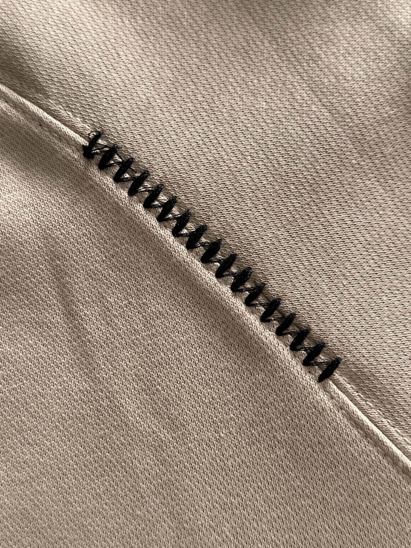 P230   迪奥独家首发25ss秋冬新款翻领卫衣长袖男女同款 众多明星同款 一般小作坊根本复制不了的工艺 不管是材质还是细节还原度以及工艺制作方面不惧任何挑战，只为给大家奉献绝妙产物 顶级原单版本随意对比 不惜成本只为做的更好 独一无二的进口面料手感 纯进口德国机器生产 精密操作万针密度 全套新款辅料三标同步定制齐全 上身百搭时尚 秋冬季节的完美选择穿搭必备单品 
码数表：m-4XL （下单报身高体重）