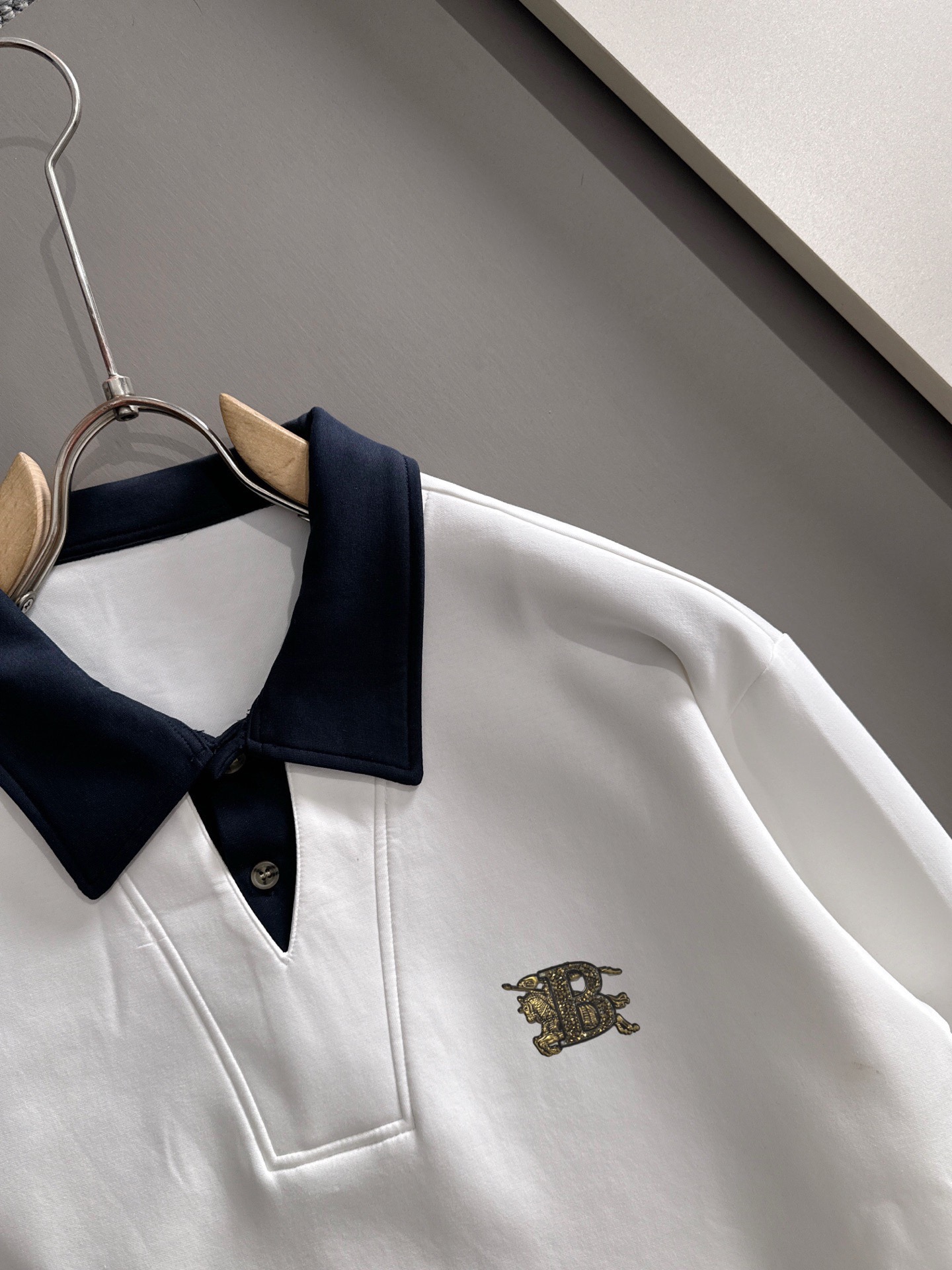 P230   巴宝莉独家首发25ss秋冬新款翻领卫衣长袖男女同款 众多明星同款 一般小作坊根本复制不了的工艺 不管是材质还是细节还原度以及工艺制作方面不惧任何挑战，只为给大家奉献绝妙产物 顶级原单版本随意对比 不惜成本只为做的更好 独一无二的进口面料手感 纯进口德国机器生产 精密操作万针密度 全套新款辅料三标同步定制齐全 上身百搭时尚 秋冬季节的完美选择穿搭必备单品 
码数表：m-4XL （下单报身高体重）