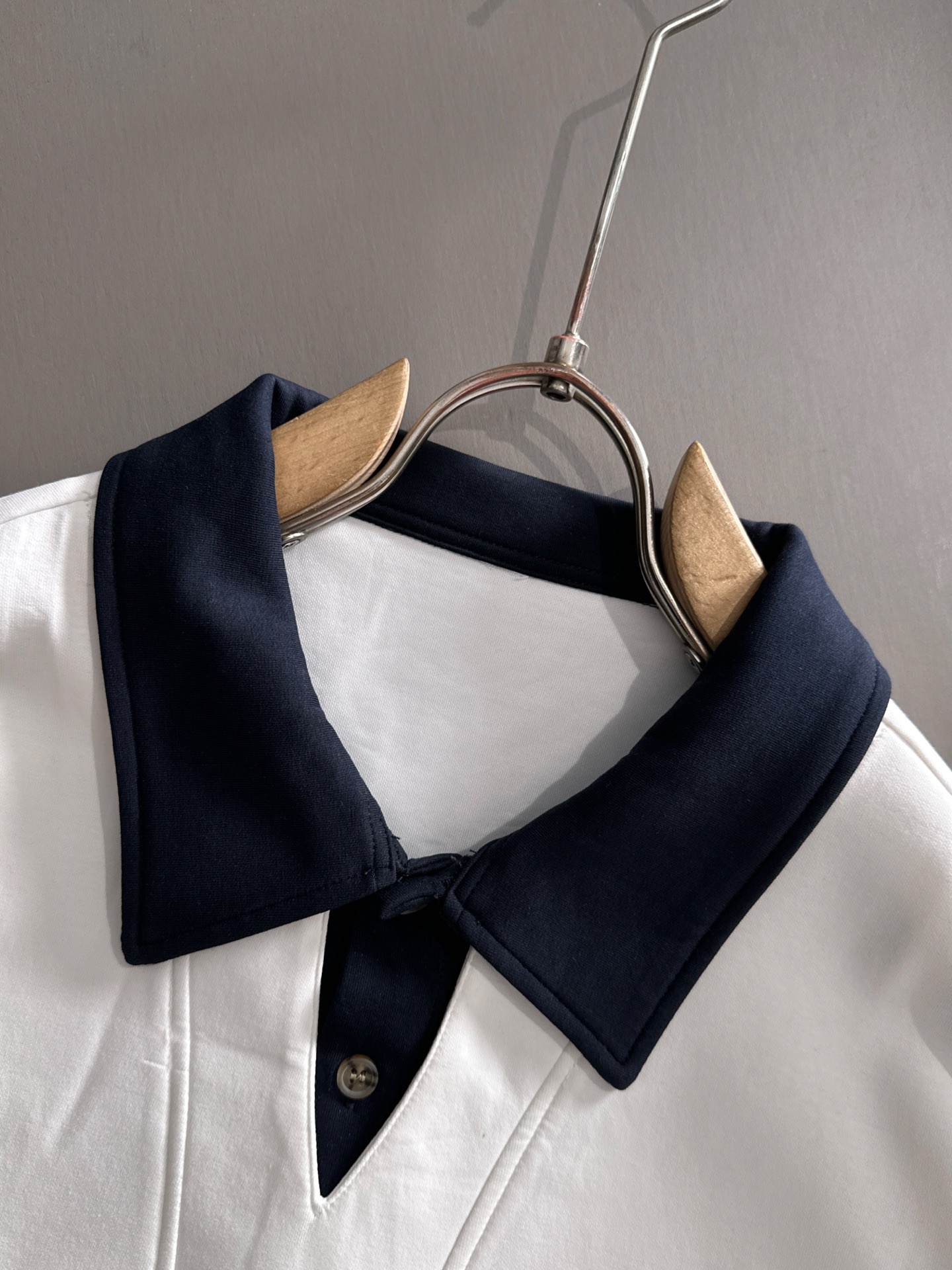 P230   巴宝莉独家首发25ss秋冬新款翻领卫衣长袖男女同款 众多明星同款 一般小作坊根本复制不了的工艺 不管是材质还是细节还原度以及工艺制作方面不惧任何挑战，只为给大家奉献绝妙产物 顶级原单版本随意对比 不惜成本只为做的更好 独一无二的进口面料手感 纯进口德国机器生产 精密操作万针密度 全套新款辅料三标同步定制齐全 上身百搭时尚 秋冬季节的完美选择穿搭必备单品 
码数表：m-4XL （下单报身高体重）