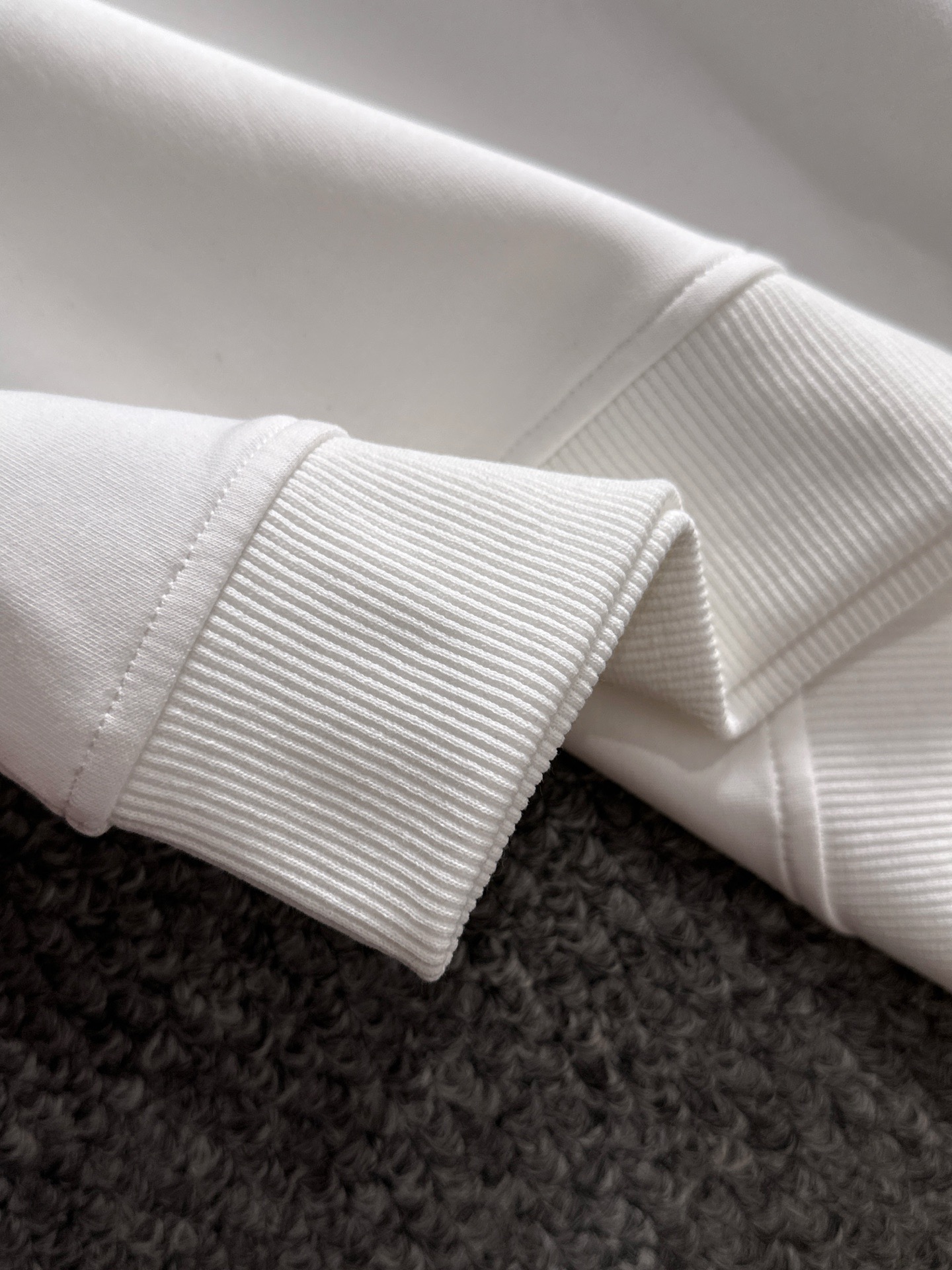 P230   巴宝莉独家首发25ss秋冬新款翻领卫衣长袖男女同款 众多明星同款 一般小作坊根本复制不了的工艺 不管是材质还是细节还原度以及工艺制作方面不惧任何挑战，只为给大家奉献绝妙产物 顶级原单版本随意对比 不惜成本只为做的更好 独一无二的进口面料手感 纯进口德国机器生产 精密操作万针密度 全套新款辅料三标同步定制齐全 上身百搭时尚 秋冬季节的完美选择穿搭必备单品 
码数表：m-4XL （下单报身高体重）