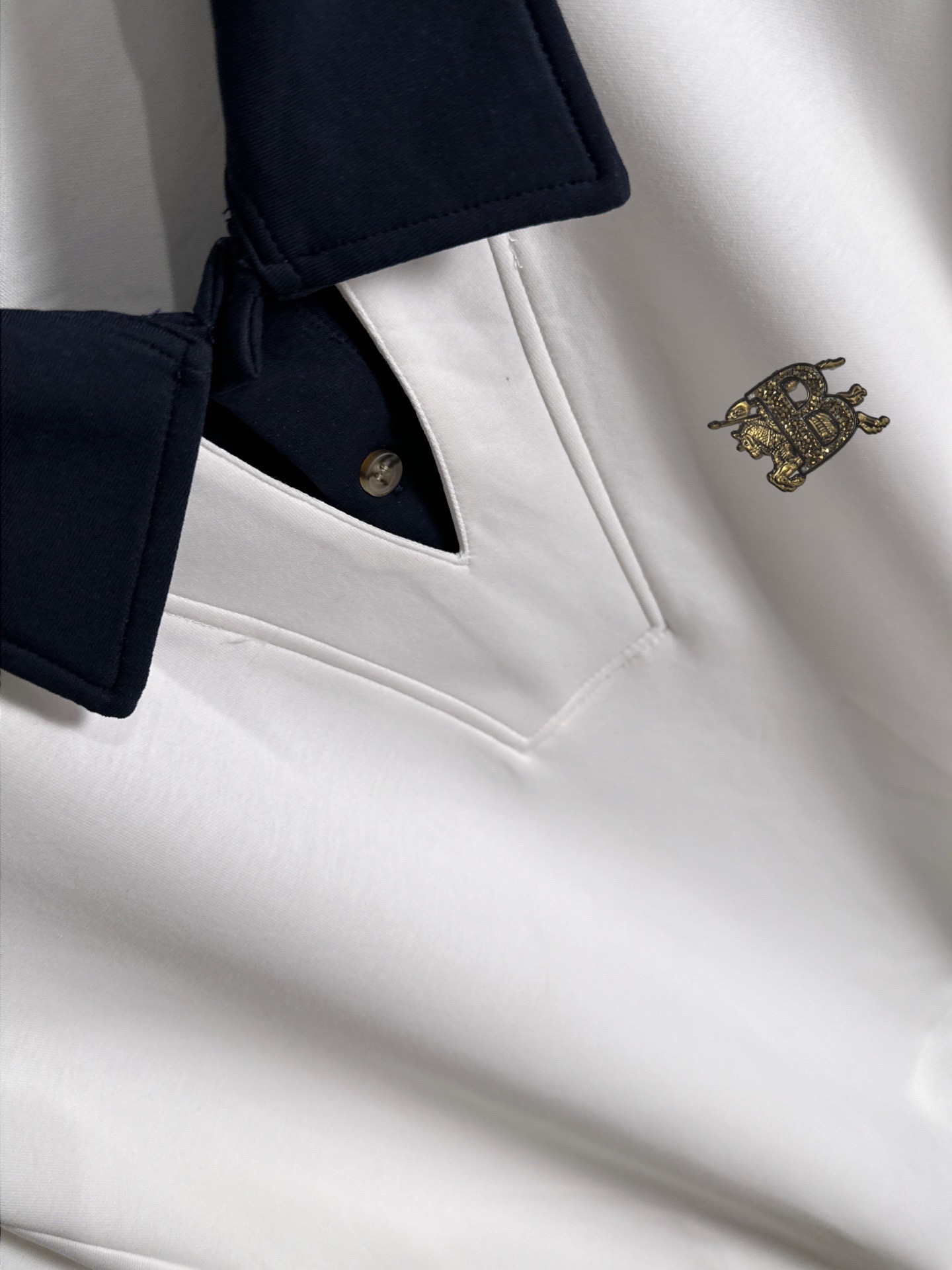 P230   巴宝莉独家首发25ss秋冬新款翻领卫衣长袖男女同款 众多明星同款 一般小作坊根本复制不了的工艺 不管是材质还是细节还原度以及工艺制作方面不惧任何挑战，只为给大家奉献绝妙产物 顶级原单版本随意对比 不惜成本只为做的更好 独一无二的进口面料手感 纯进口德国机器生产 精密操作万针密度 全套新款辅料三标同步定制齐全 上身百搭时尚 秋冬季节的完美选择穿搭必备单品 
码数表：m-4XL （下单报身高体重）