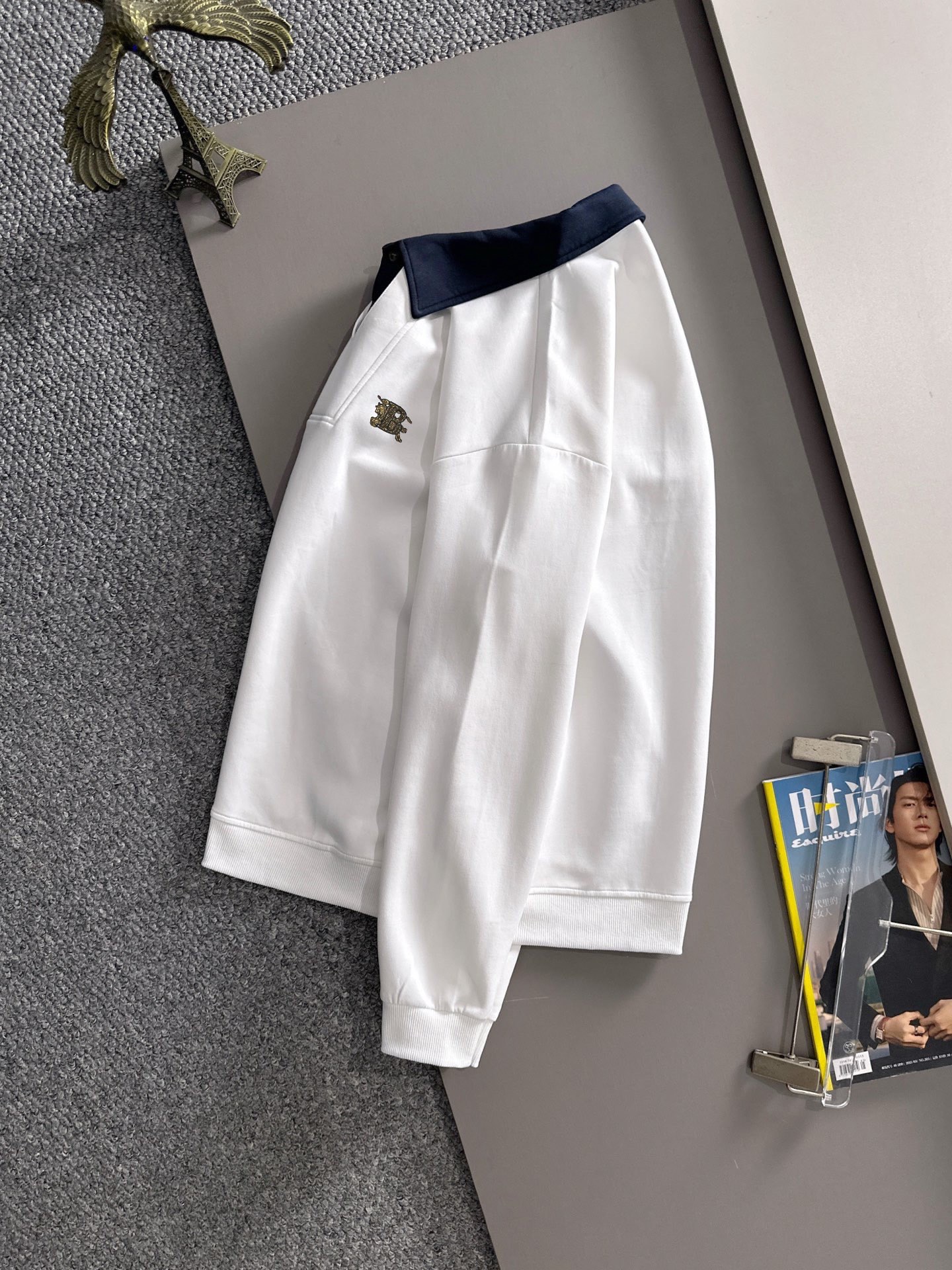 P230   巴宝莉独家首发25ss秋冬新款翻领卫衣长袖男女同款 众多明星同款 一般小作坊根本复制不了的工艺 不管是材质还是细节还原度以及工艺制作方面不惧任何挑战，只为给大家奉献绝妙产物 顶级原单版本随意对比 不惜成本只为做的更好 独一无二的进口面料手感 纯进口德国机器生产 精密操作万针密度 全套新款辅料三标同步定制齐全 上身百搭时尚 秋冬季节的完美选择穿搭必备单品 
码数表：m-4XL （下单报身高体重）