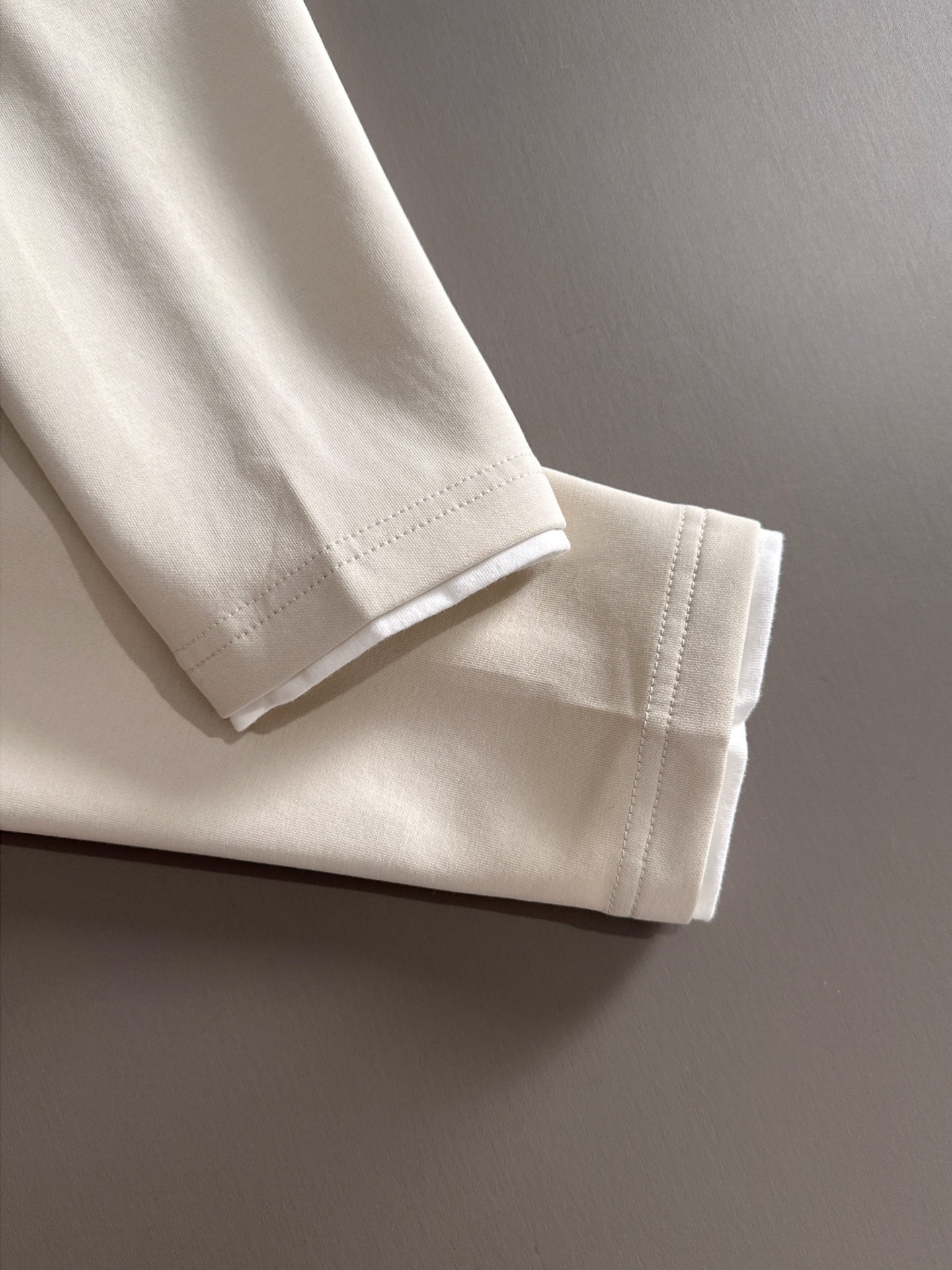 P230   LV独家首发25ss秋冬新款翻领卫衣长袖男女同款 众多明星同款 一般小作坊根本复制不了的工艺 不管是材质还是细节还原度以及工艺制作方面不惧任何挑战，只为给大家奉献绝妙产物 顶级原单版本随意对比 不惜成本只为做的更好 独一无二的进口面料手感 纯进口德国机器生产 精密操作万针密度 全套新款辅料三标同步定制齐全 上身百搭时尚 秋冬季节的完美选择穿搭必备单品 
码数表：m-4XL （下单报身高体重）