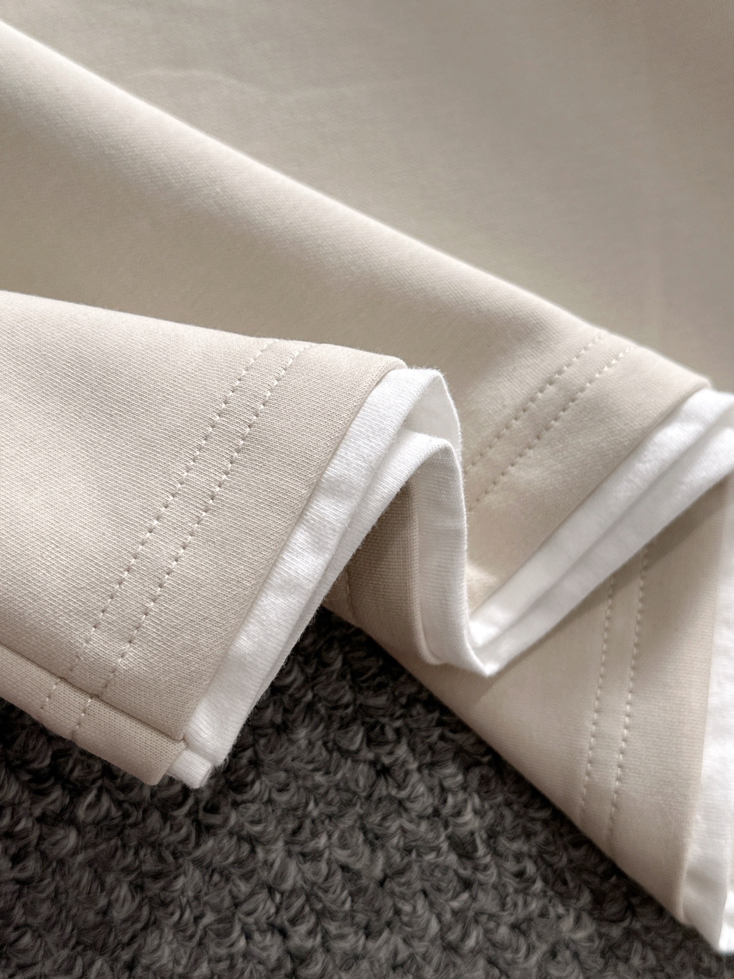 P230   LV独家首发25ss秋冬新款翻领卫衣长袖男女同款 众多明星同款 一般小作坊根本复制不了的工艺 不管是材质还是细节还原度以及工艺制作方面不惧任何挑战，只为给大家奉献绝妙产物 顶级原单版本随意对比 不惜成本只为做的更好 独一无二的进口面料手感 纯进口德国机器生产 精密操作万针密度 全套新款辅料三标同步定制齐全 上身百搭时尚 秋冬季节的完美选择穿搭必备单品 
码数表：m-4XL （下单报身高体重）