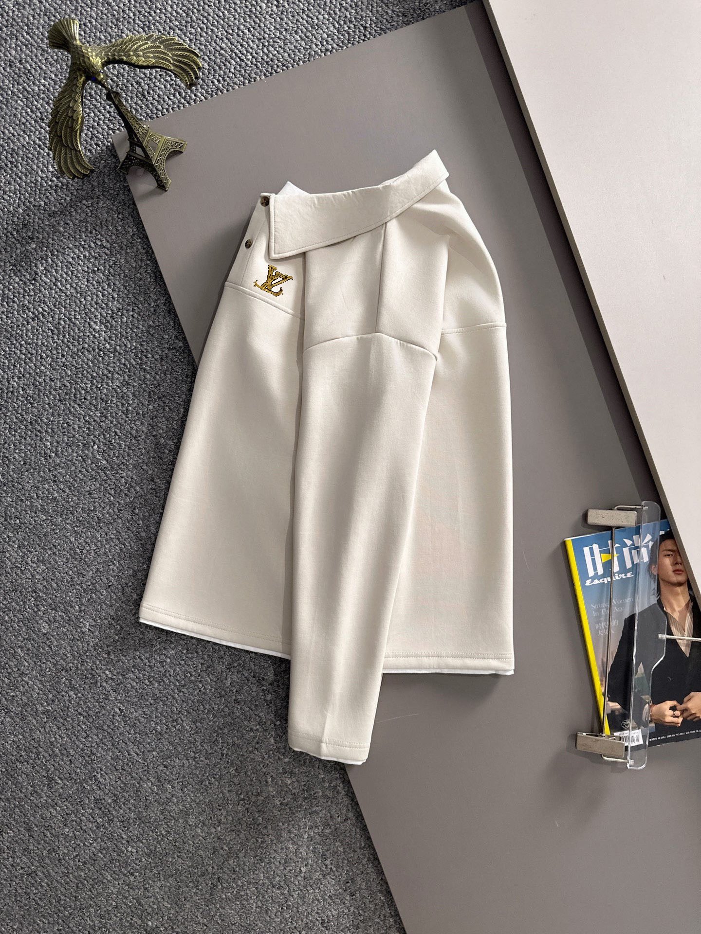 P230   LV独家首发25ss秋冬新款翻领卫衣长袖男女同款 众多明星同款 一般小作坊根本复制不了的工艺 不管是材质还是细节还原度以及工艺制作方面不惧任何挑战，只为给大家奉献绝妙产物 顶级原单版本随意对比 不惜成本只为做的更好 独一无二的进口面料手感 纯进口德国机器生产 精密操作万针密度 全套新款辅料三标同步定制齐全 上身百搭时尚 秋冬季节的完美选择穿搭必备单品 
码数表：m-4XL （下单报身高体重）