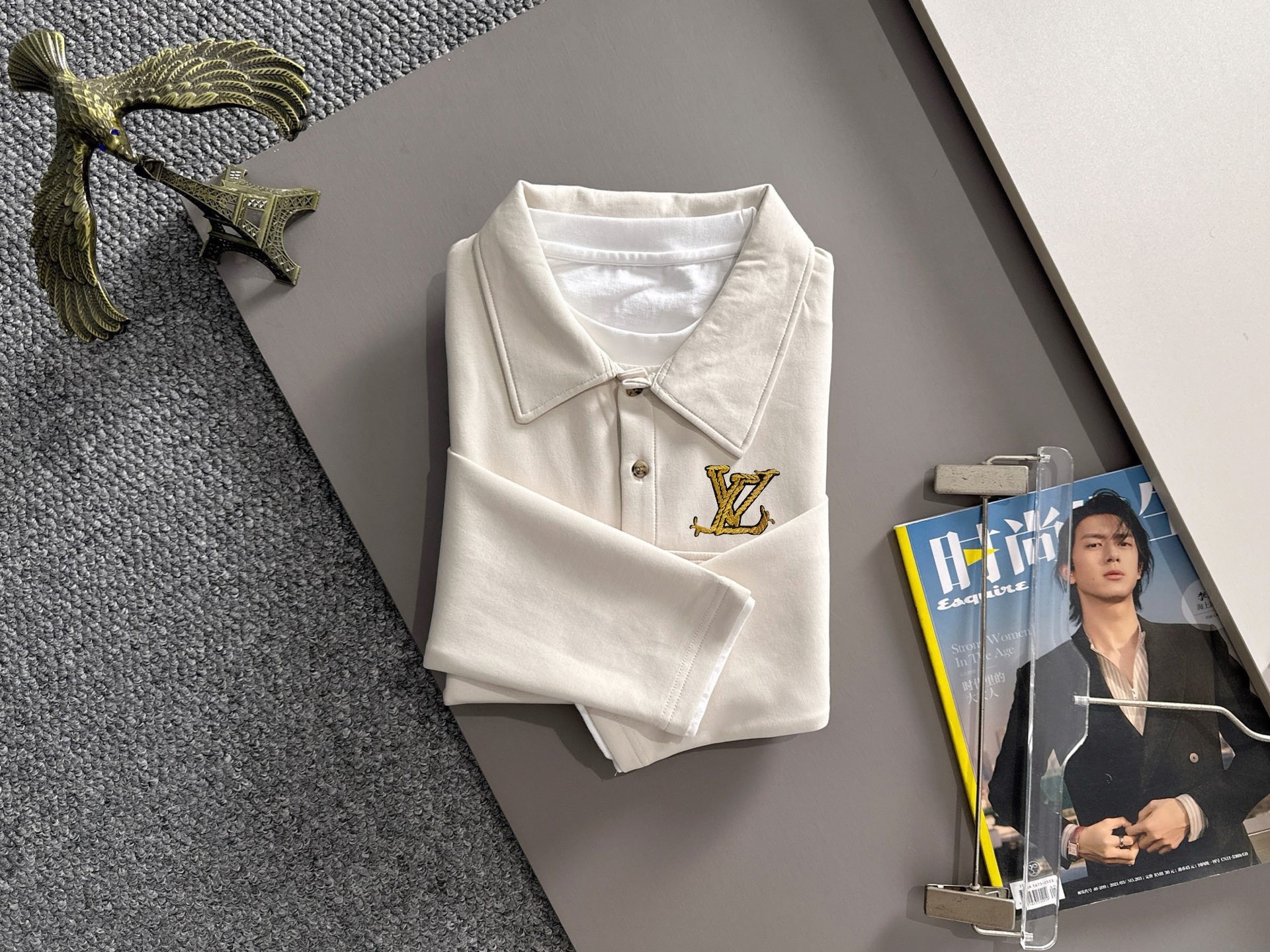 P230   LV独家首发25ss秋冬新款翻领卫衣长袖男女同款 众多明星同款 一般小作坊根本复制不了的工艺 不管是材质还是细节还原度以及工艺制作方面不惧任何挑战，只为给大家奉献绝妙产物 顶级原单版本随意对比 不惜成本只为做的更好 独一无二的进口面料手感 纯进口德国机器生产 精密操作万针密度 全套新款辅料三标同步定制齐全 上身百搭时尚 秋冬季节的完美选择穿搭必备单品 
码数表：m-4XL （下单报身高体重）