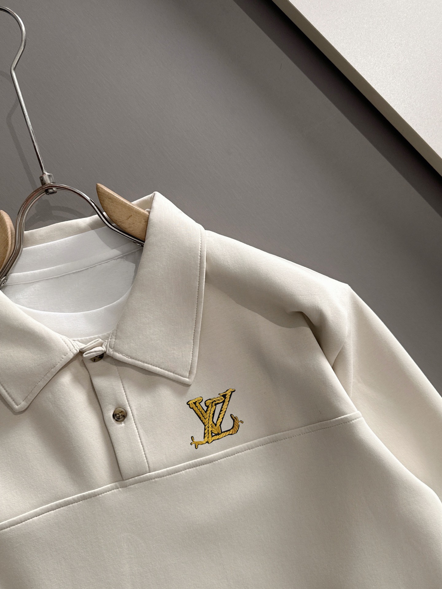 P230   LV独家首发25ss秋冬新款翻领卫衣长袖男女同款 众多明星同款 一般小作坊根本复制不了的工艺 不管是材质还是细节还原度以及工艺制作方面不惧任何挑战，只为给大家奉献绝妙产物 顶级原单版本随意对比 不惜成本只为做的更好 独一无二的进口面料手感 纯进口德国机器生产 精密操作万针密度 全套新款辅料三标同步定制齐全 上身百搭时尚 秋冬季节的完美选择穿搭必备单品 
码数表：m-4XL （下单报身高体重）