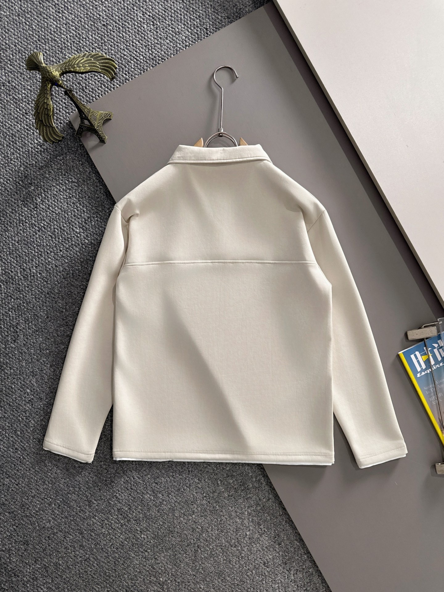 P230   LV独家首发25ss秋冬新款翻领卫衣长袖男女同款 众多明星同款 一般小作坊根本复制不了的工艺 不管是材质还是细节还原度以及工艺制作方面不惧任何挑战，只为给大家奉献绝妙产物 顶级原单版本随意对比 不惜成本只为做的更好 独一无二的进口面料手感 纯进口德国机器生产 精密操作万针密度 全套新款辅料三标同步定制齐全 上身百搭时尚 秋冬季节的完美选择穿搭必备单品 
码数表：m-4XL （下单报身高体重）