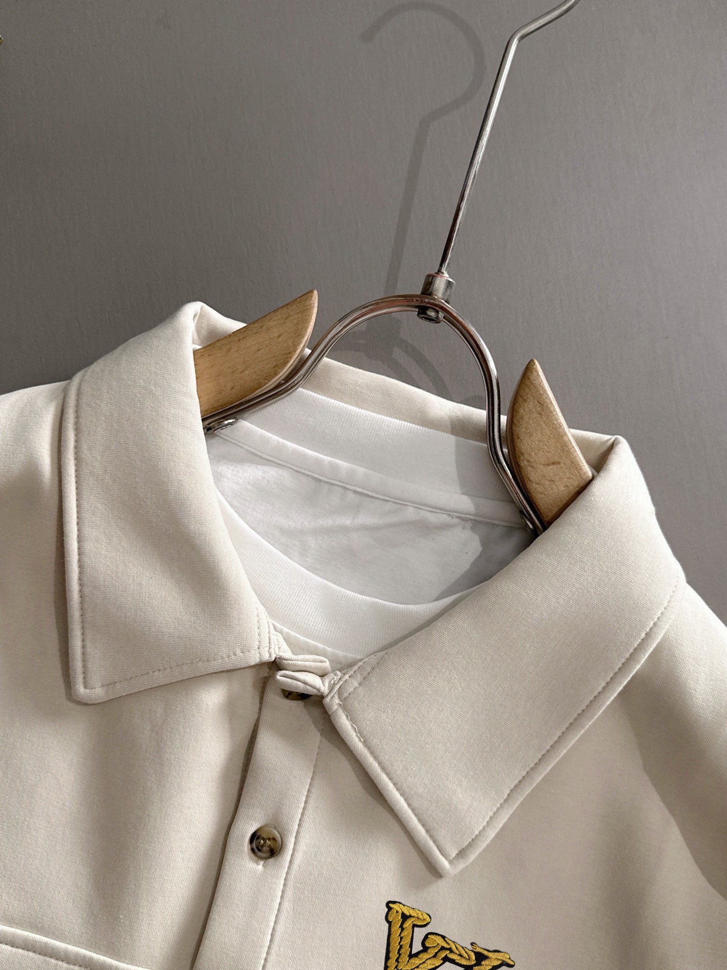 P230   LV独家首发25ss秋冬新款翻领卫衣长袖男女同款 众多明星同款 一般小作坊根本复制不了的工艺 不管是材质还是细节还原度以及工艺制作方面不惧任何挑战，只为给大家奉献绝妙产物 顶级原单版本随意对比 不惜成本只为做的更好 独一无二的进口面料手感 纯进口德国机器生产 精密操作万针密度 全套新款辅料三标同步定制齐全 上身百搭时尚 秋冬季节的完美选择穿搭必备单品 
码数表：m-4XL （下单报身高体重）