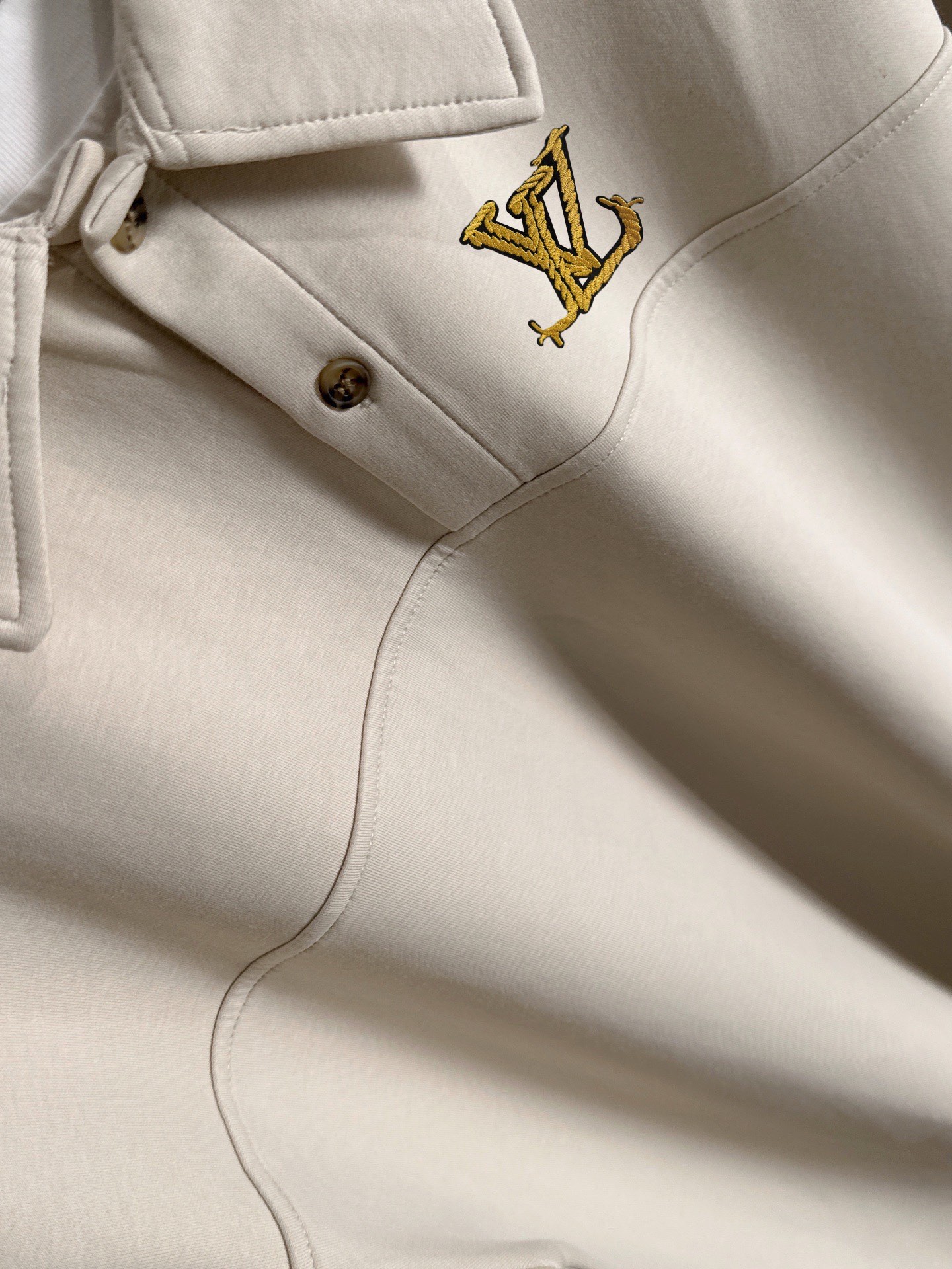 P230   LV独家首发25ss秋冬新款翻领卫衣长袖男女同款 众多明星同款 一般小作坊根本复制不了的工艺 不管是材质还是细节还原度以及工艺制作方面不惧任何挑战，只为给大家奉献绝妙产物 顶级原单版本随意对比 不惜成本只为做的更好 独一无二的进口面料手感 纯进口德国机器生产 精密操作万针密度 全套新款辅料三标同步定制齐全 上身百搭时尚 秋冬季节的完美选择穿搭必备单品 
码数表：m-4XL （下单报身高体重）