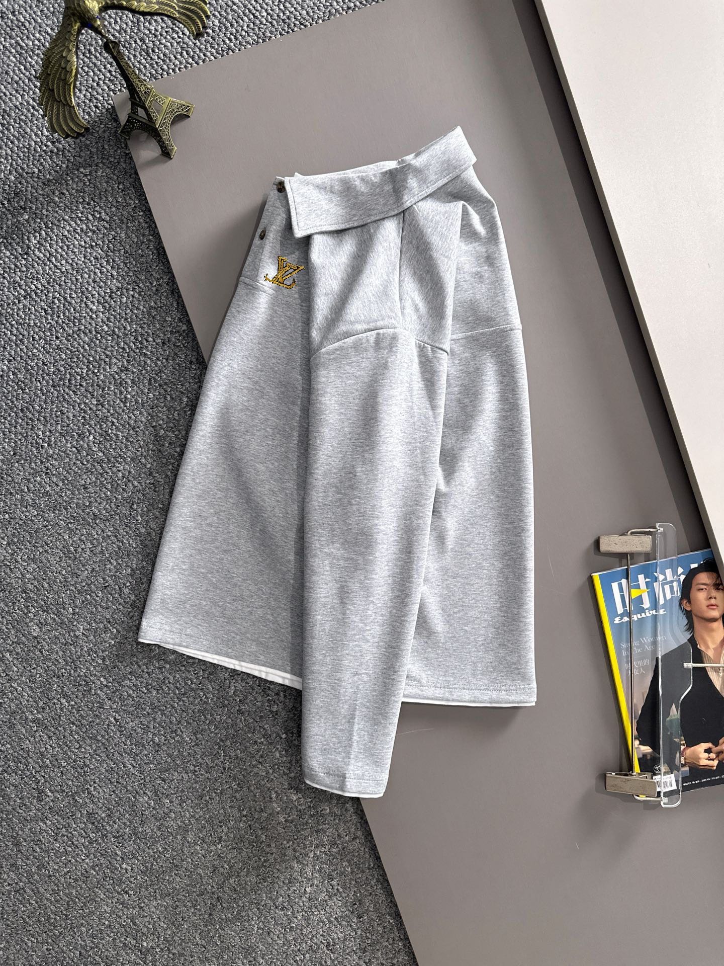 P230   LV独家首发25ss秋冬新款翻领卫衣长袖男女同款 众多明星同款 一般小作坊根本复制不了的工艺 不管是材质还是细节还原度以及工艺制作方面不惧任何挑战，只为给大家奉献绝妙产物 顶级原单版本随意对比 不惜成本只为做的更好 独一无二的进口面料手感 纯进口德国机器生产 精密操作万针密度 全套新款辅料三标同步定制齐全 上身百搭时尚 秋冬季节的完美选择穿搭必备单品 
码数表：m-4XL （下单报身高体重）