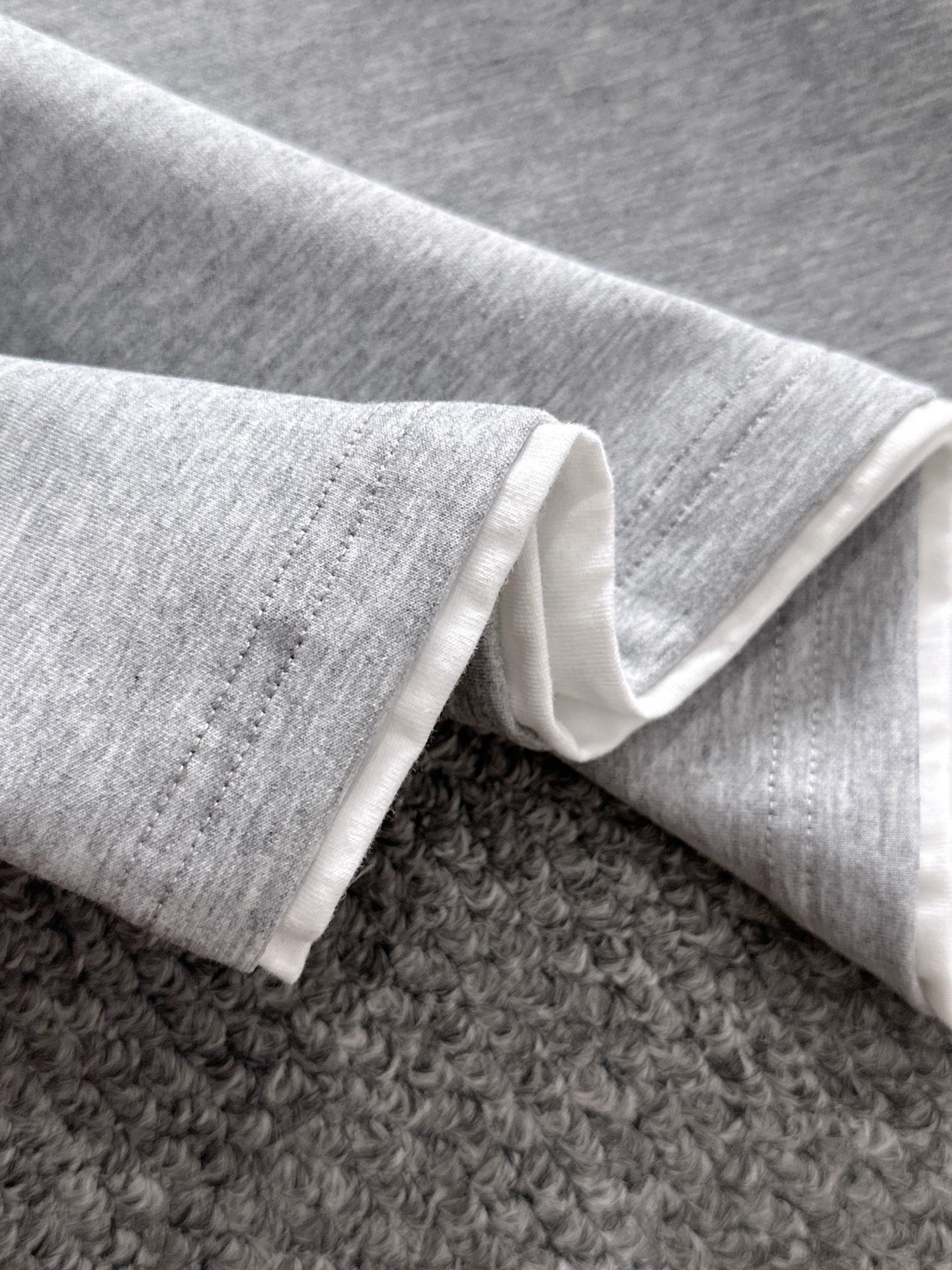 P230   LV独家首发25ss秋冬新款翻领卫衣长袖男女同款 众多明星同款 一般小作坊根本复制不了的工艺 不管是材质还是细节还原度以及工艺制作方面不惧任何挑战，只为给大家奉献绝妙产物 顶级原单版本随意对比 不惜成本只为做的更好 独一无二的进口面料手感 纯进口德国机器生产 精密操作万针密度 全套新款辅料三标同步定制齐全 上身百搭时尚 秋冬季节的完美选择穿搭必备单品 
码数表：m-4XL （下单报身高体重）