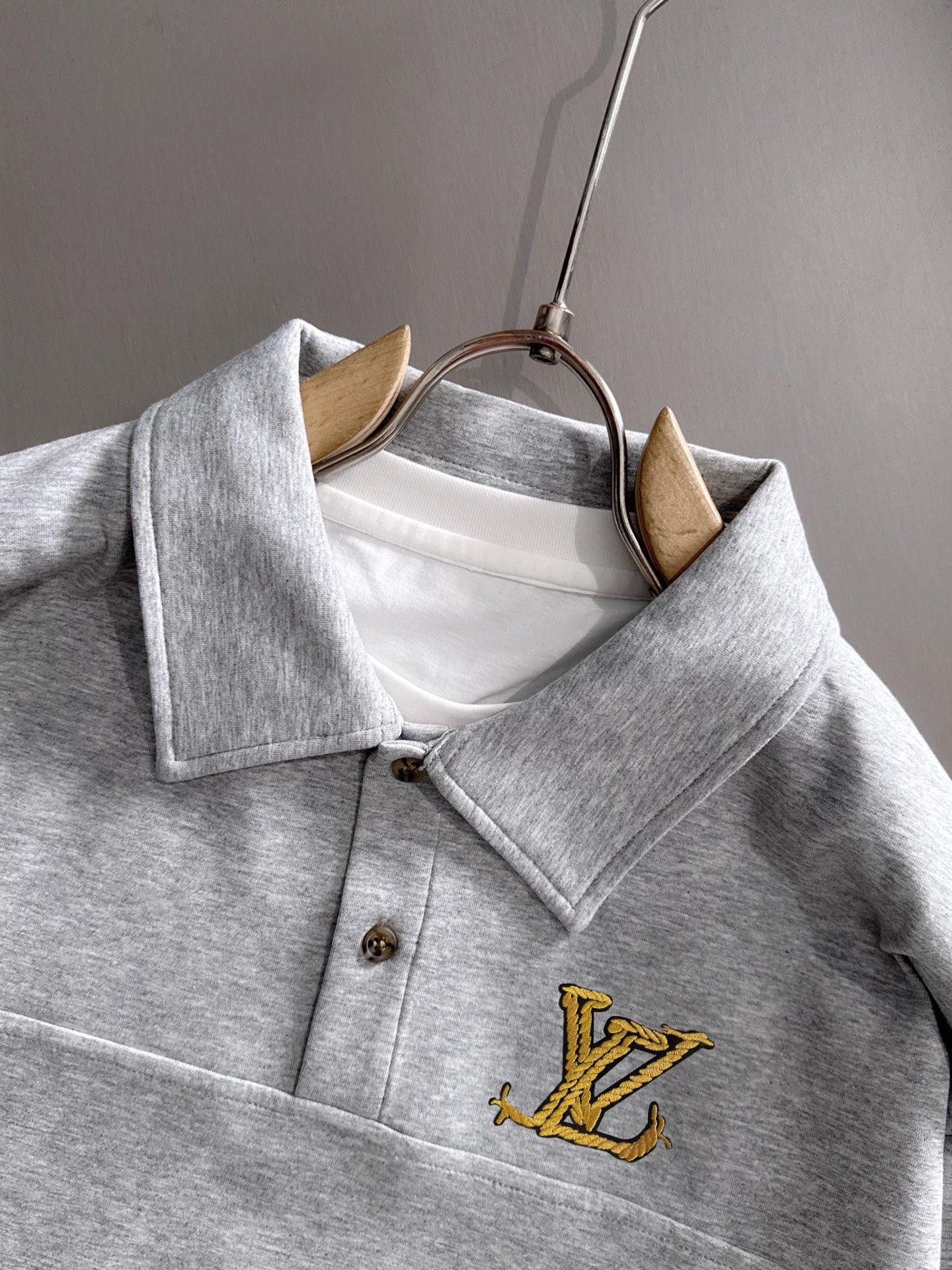 P230   LV独家首发25ss秋冬新款翻领卫衣长袖男女同款 众多明星同款 一般小作坊根本复制不了的工艺 不管是材质还是细节还原度以及工艺制作方面不惧任何挑战，只为给大家奉献绝妙产物 顶级原单版本随意对比 不惜成本只为做的更好 独一无二的进口面料手感 纯进口德国机器生产 精密操作万针密度 全套新款辅料三标同步定制齐全 上身百搭时尚 秋冬季节的完美选择穿搭必备单品 
码数表：m-4XL （下单报身高体重）