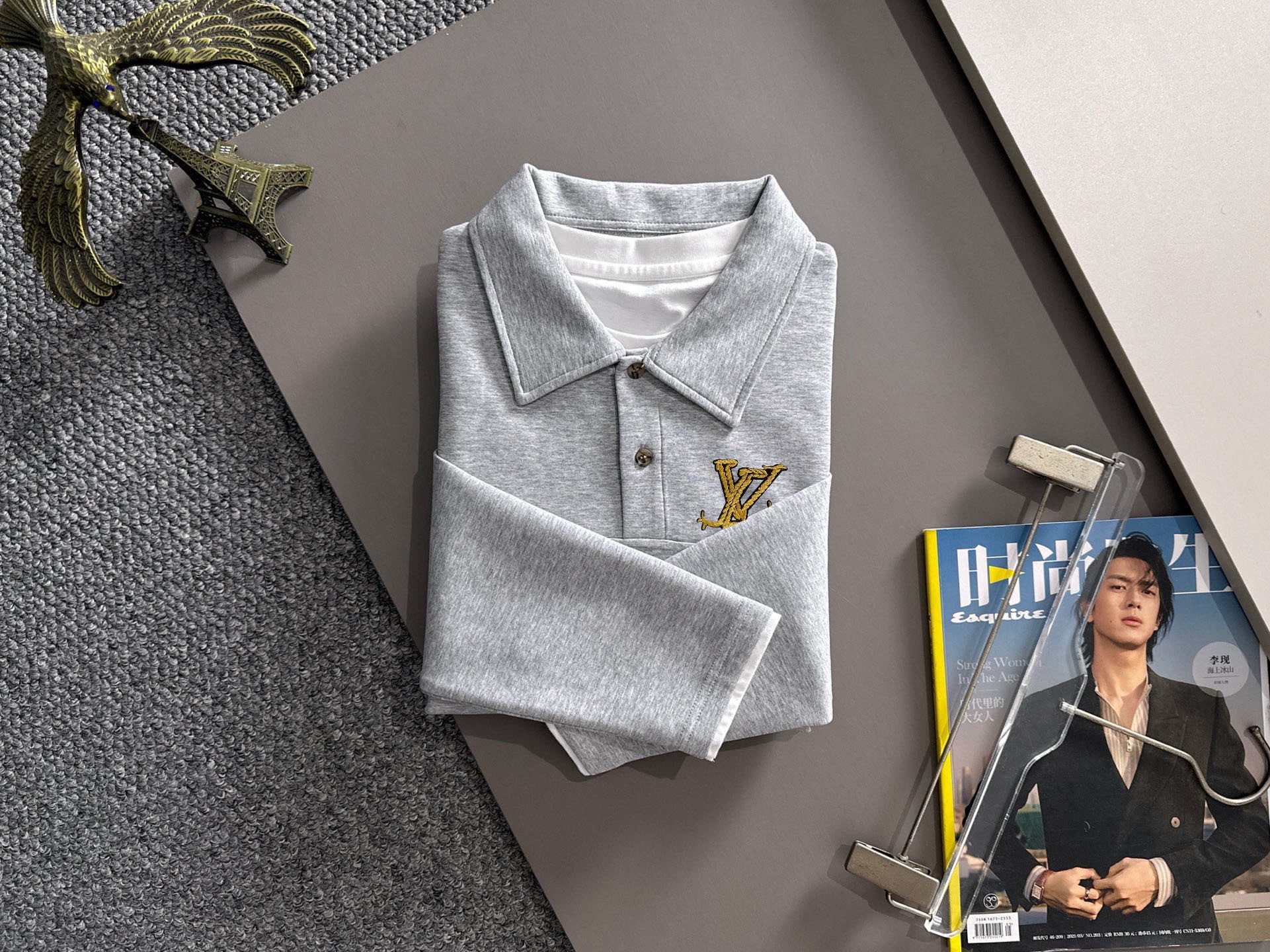 P230   LV独家首发25ss秋冬新款翻领卫衣长袖男女同款 众多明星同款 一般小作坊根本复制不了的工艺 不管是材质还是细节还原度以及工艺制作方面不惧任何挑战，只为给大家奉献绝妙产物 顶级原单版本随意对比 不惜成本只为做的更好 独一无二的进口面料手感 纯进口德国机器生产 精密操作万针密度 全套新款辅料三标同步定制齐全 上身百搭时尚 秋冬季节的完美选择穿搭必备单品 
码数表：m-4XL （下单报身高体重）