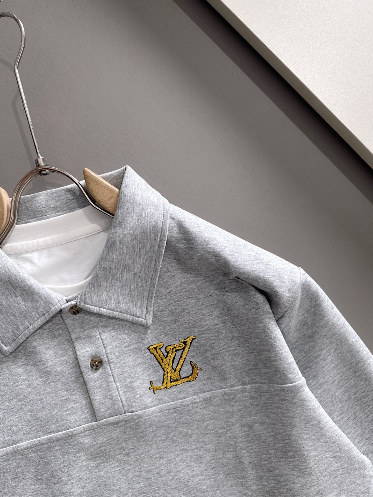 P230   LV独家首发25ss秋冬新款翻领卫衣长袖男女同款 众多明星同款 一般小作坊根本复制不了的工艺 不管是材质还是细节还原度以及工艺制作方面不惧任何挑战，只为给大家奉献绝妙产物 顶级原单版本随意对比 不惜成本只为做的更好 独一无二的进口面料手感 纯进口德国机器生产 精密操作万针密度 全套新款辅料三标同步定制齐全 上身百搭时尚 秋冬季节的完美选择穿搭必备单品 
码数表：m-4XL （下单报身高体重）