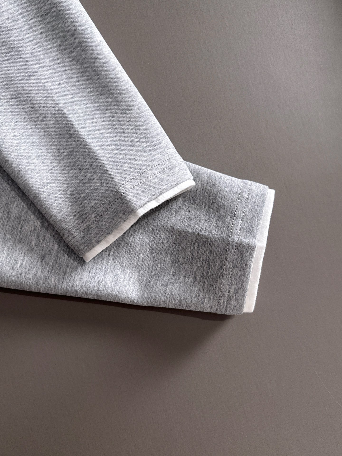 P230   LV独家首发25ss秋冬新款翻领卫衣长袖男女同款 众多明星同款 一般小作坊根本复制不了的工艺 不管是材质还是细节还原度以及工艺制作方面不惧任何挑战，只为给大家奉献绝妙产物 顶级原单版本随意对比 不惜成本只为做的更好 独一无二的进口面料手感 纯进口德国机器生产 精密操作万针密度 全套新款辅料三标同步定制齐全 上身百搭时尚 秋冬季节的完美选择穿搭必备单品 
码数表：m-4XL （下单报身高体重）