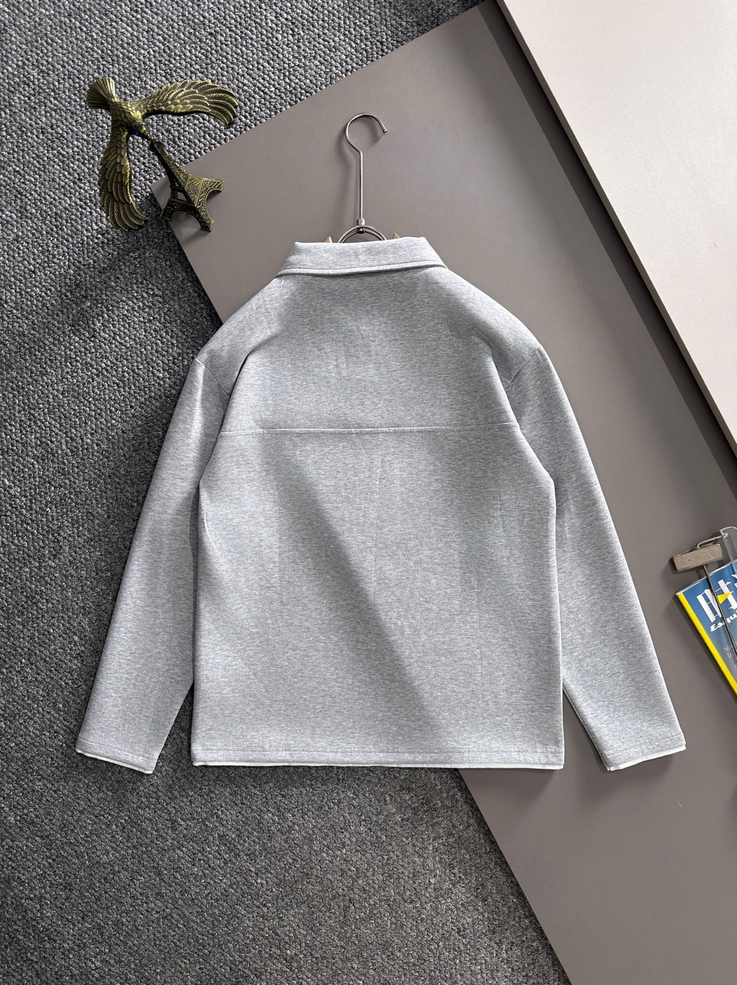 P230   LV独家首发25ss秋冬新款翻领卫衣长袖男女同款 众多明星同款 一般小作坊根本复制不了的工艺 不管是材质还是细节还原度以及工艺制作方面不惧任何挑战，只为给大家奉献绝妙产物 顶级原单版本随意对比 不惜成本只为做的更好 独一无二的进口面料手感 纯进口德国机器生产 精密操作万针密度 全套新款辅料三标同步定制齐全 上身百搭时尚 秋冬季节的完美选择穿搭必备单品 
码数表：m-4XL （下单报身高体重）