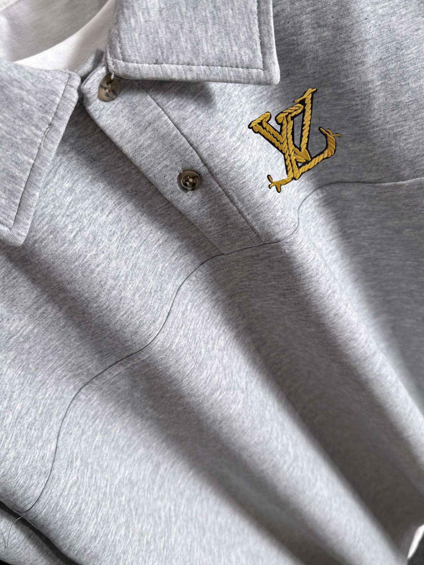 P230   LV独家首发25ss秋冬新款翻领卫衣长袖男女同款 众多明星同款 一般小作坊根本复制不了的工艺 不管是材质还是细节还原度以及工艺制作方面不惧任何挑战，只为给大家奉献绝妙产物 顶级原单版本随意对比 不惜成本只为做的更好 独一无二的进口面料手感 纯进口德国机器生产 精密操作万针密度 全套新款辅料三标同步定制齐全 上身百搭时尚 秋冬季节的完美选择穿搭必备单品 
码数表：m-4XL （下单报身高体重）