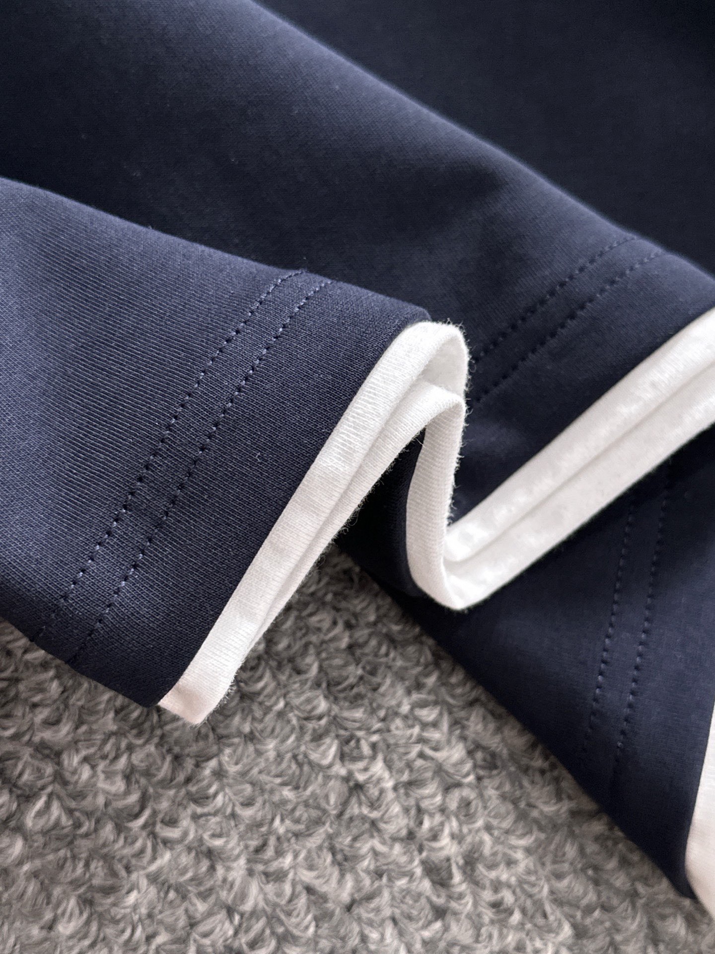 P230   LV独家首发25ss秋冬新款翻领卫衣长袖男女同款 众多明星同款 一般小作坊根本复制不了的工艺 不管是材质还是细节还原度以及工艺制作方面不惧任何挑战，只为给大家奉献绝妙产物 顶级原单版本随意对比 不惜成本只为做的更好 独一无二的进口面料手感 纯进口德国机器生产 精密操作万针密度 全套新款辅料三标同步定制齐全 上身百搭时尚 秋冬季节的完美选择穿搭必备单品 
码数表：m-4XL （下单报身高体重）